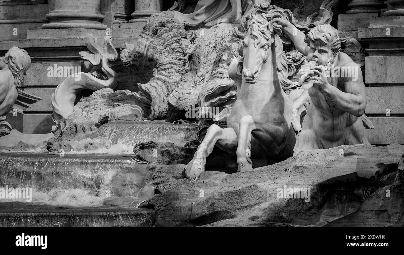 Monochrome Details des Trevi-Brunnens in Rom Stockfoto