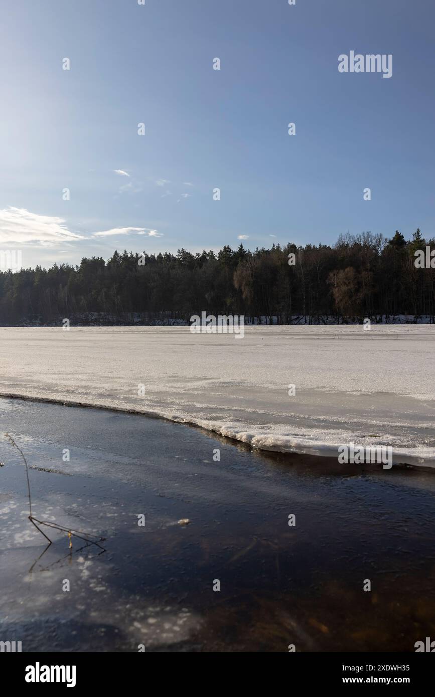 Die eisbedeckte Oberfläche des Flusses in der Wintersaison, das Wasser gefrorenen im Fluss während der Fröste der Wintersaison Stockfoto