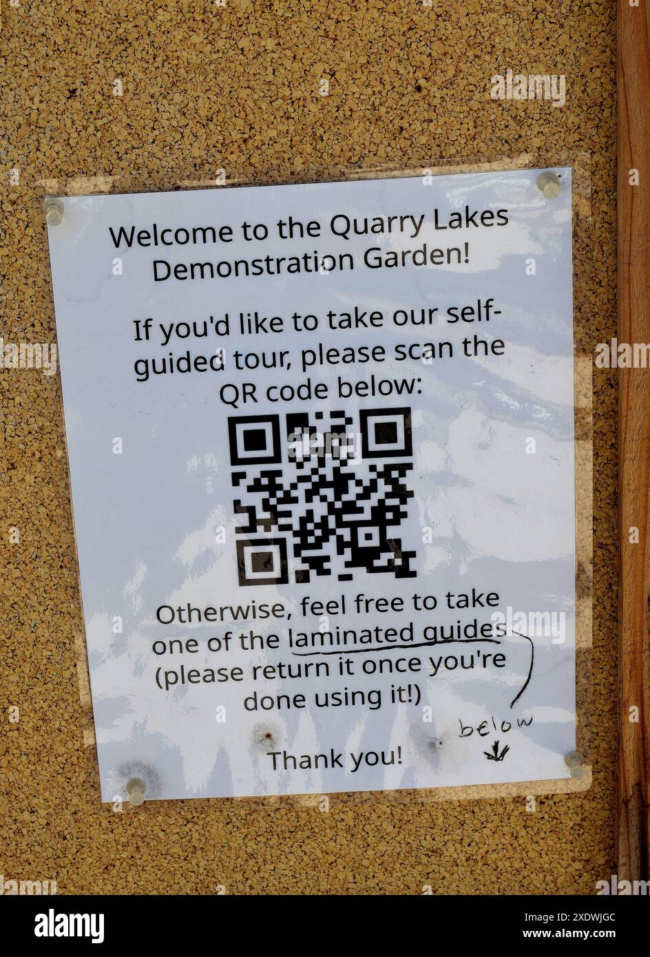 Ein Schild mit QR-Code für Mobiltelefone ermöglicht eine selbstgeführte Tour durch den Quarry Lakes Demonstration Garden in Fremont, Kalifornien Stockfoto