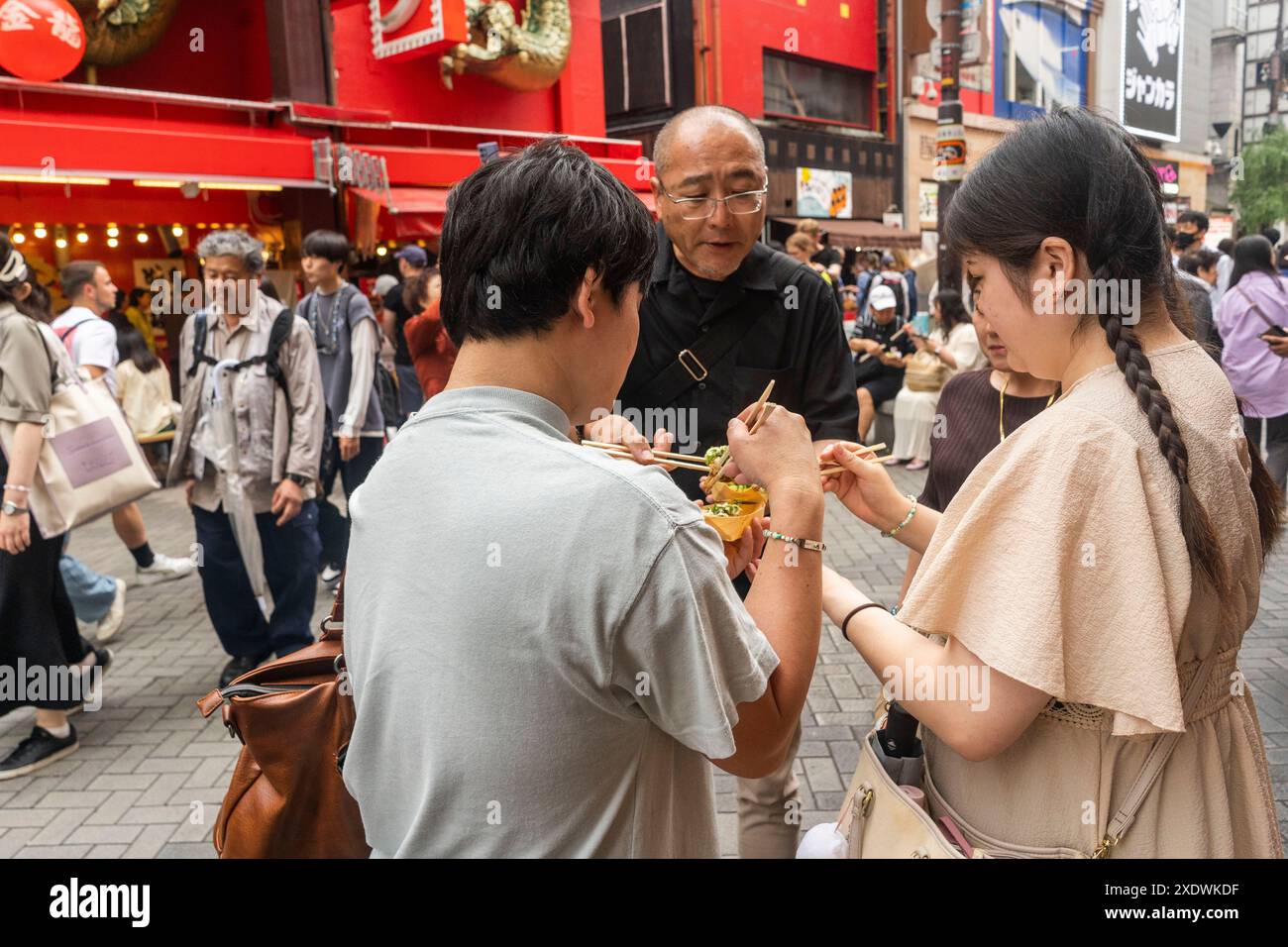 Osaka, Japan – Straßenmenschen im Bezirk Dotonbori Stockfoto