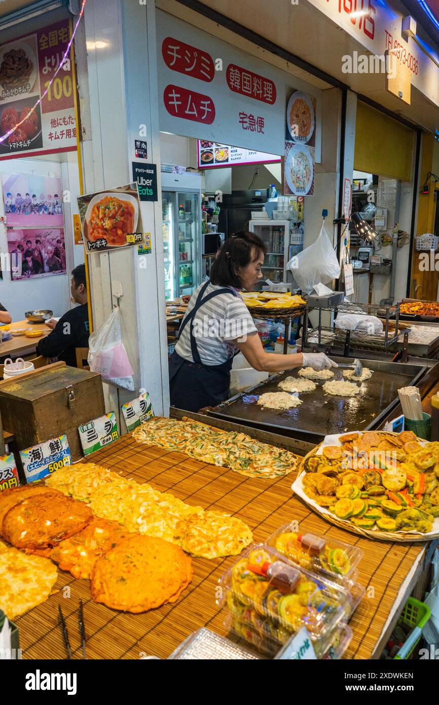 Osaka Japan – Korea Town in Tsuruashi, koreanische Restaurants und Geschäfte. Stockfoto