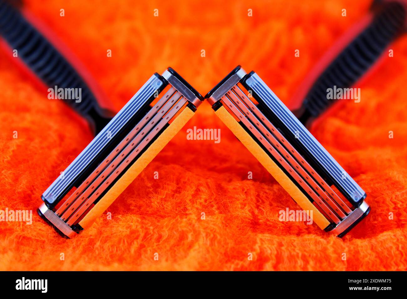 Zwei Rasierklingen auf strukturiertem Hintergrund Stockfoto