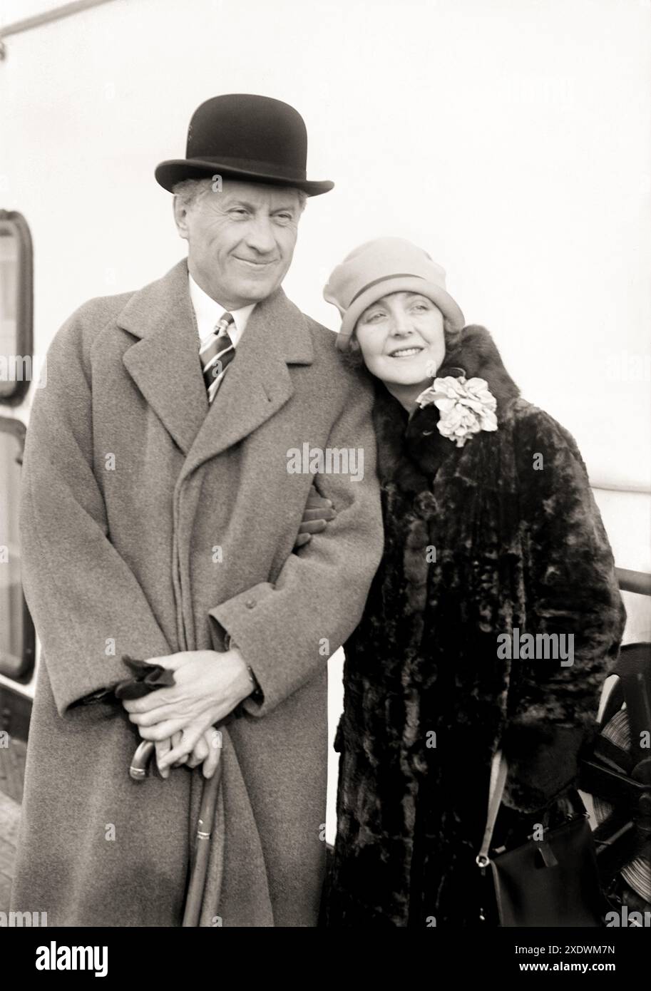 1926 , 11 . märz , New York , USA : der gefeierte amerikanische Filmregisseur FRED NIBLO ( 1874 - 1948 ) mit der 2 . Ehefrau ENID BENNETT ( 1893 - 1969 ) auf einem Seefahrer im Hafen von New York , der aus Europa zurückkehrt . Regisseur von Superhit-Filmen wie BLOOD AND SAND ( 1922 ) mit Rudolph Valentino oder BEN HUR ( 1925 ) mit Ramon Novarro . Unbekannter Fotograf. - CINEMA MUTO - STUMMFILM - REGISTA CINEMATOGRAFICO - Porträt - ritratto - GESCHICHTE - FOTO STORICHE - ATTRICE - TRANSATLANTICO - Travel - viaggio - marito e moglie - Ehemann - Pelliccia di visone - Nerzfell - Hut - Cappello - Fashion - Mo Stockfoto