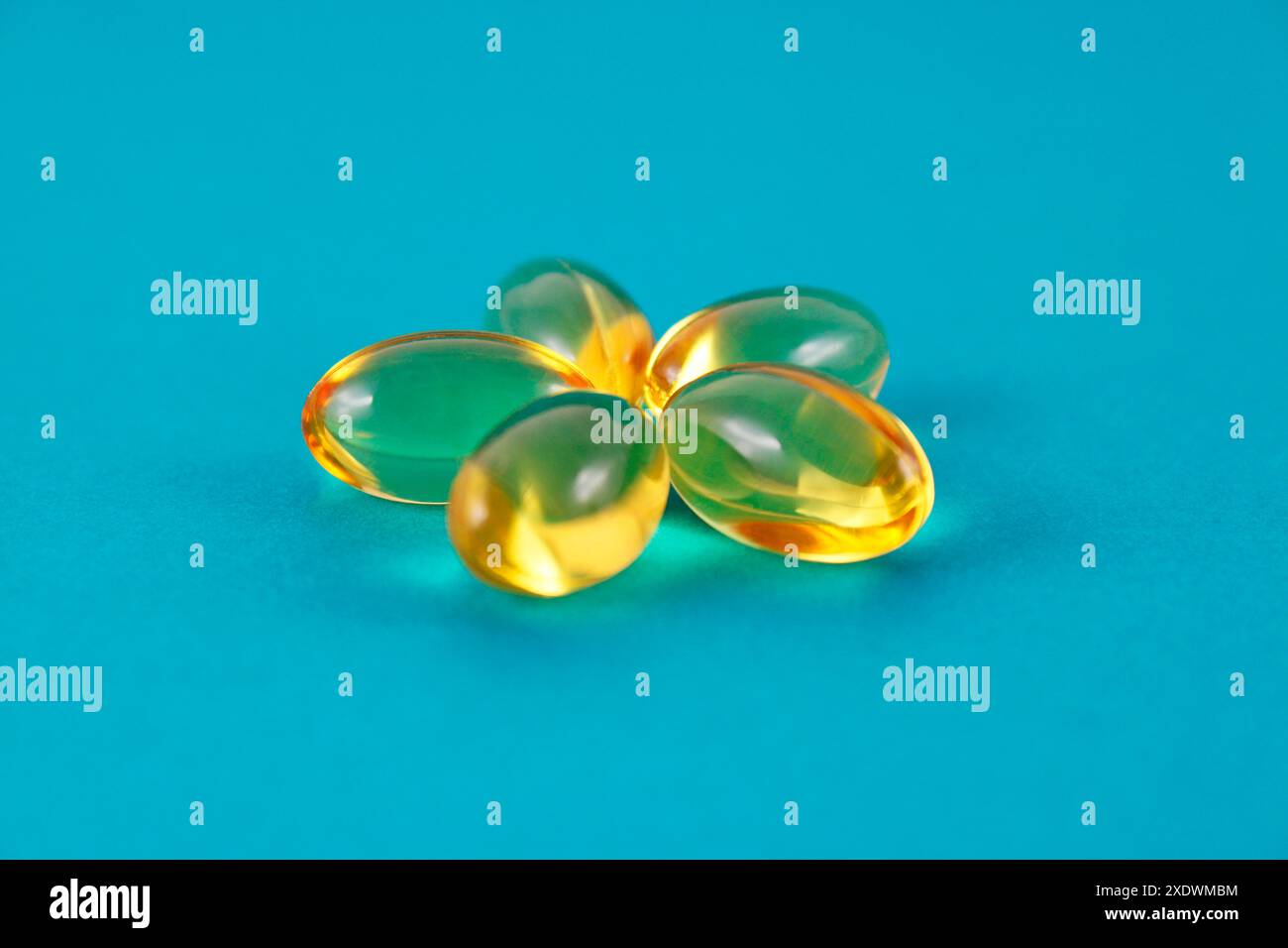 Einige weiche Vitamin-E-Kapseln bilden eine Blume Stockfoto