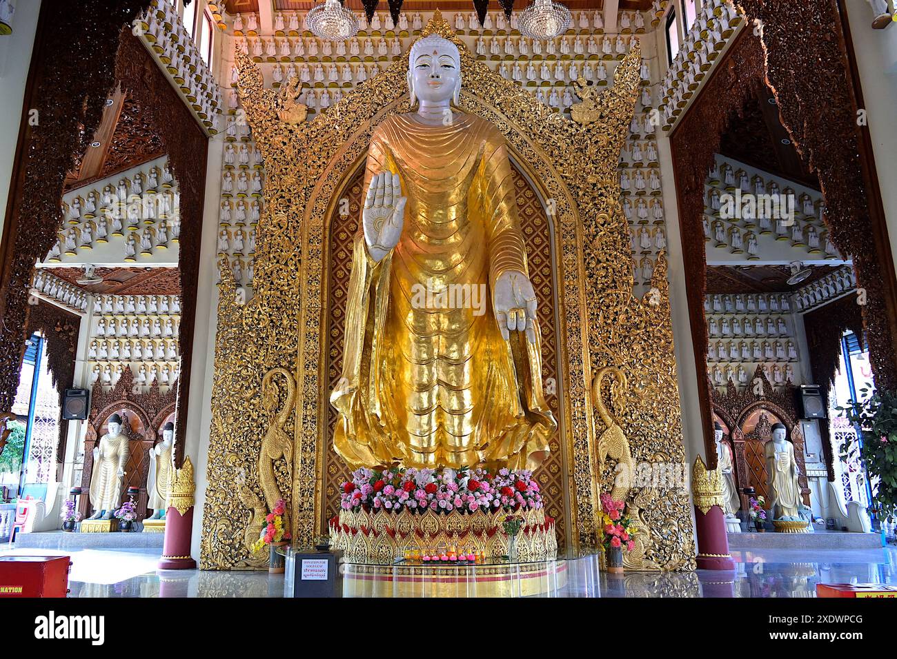 Das Innere der Sasana Vamsa Sima Schrein Halle am Dhammikarama-burmesischen Tempel mit seinem berühmten stehenden Buddha-Bild Penang Stockfoto