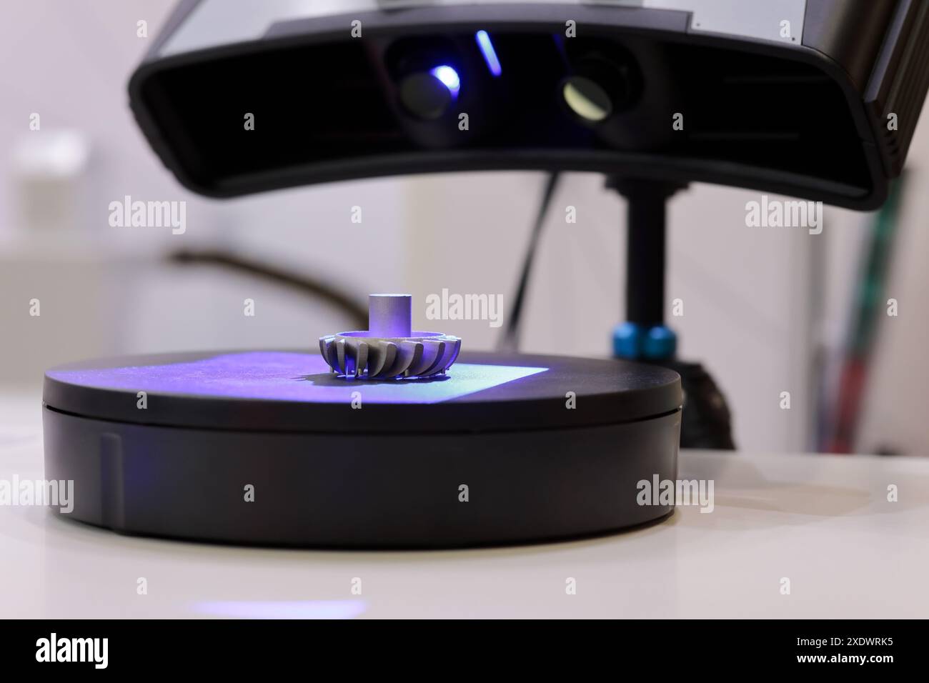 Industrieller Desktop-3D-Scanner mit blauem LED-Projektor für Reverse Engineering und Inspektion. Selektiver Fokus. Stockfoto