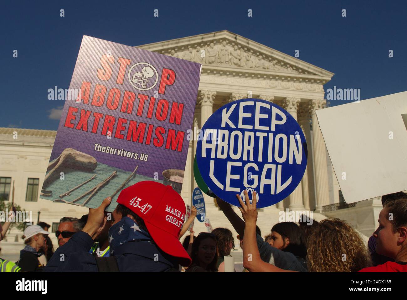 Washington, DC, USA. Juni 2024. Demonstranten auf beiden Seiten der Abtreibungsdebatte versammeln sich am 2. Jahrestag von Dobbs vor dem Obersten Gerichtshof. Stockfoto