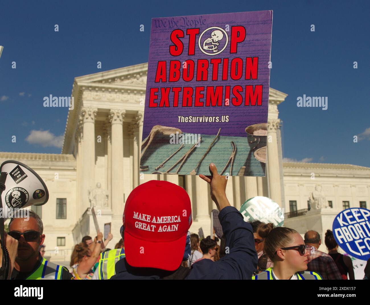 Washington, DC, USA. Juni 2024. Ein Unterstützer des ehemaligen Präsidenten Donald Trump hält bei einem Protest vor dem Obersten Gerichtshof ein Anti-Abtreibung-Zeichen hoch. Stockfoto