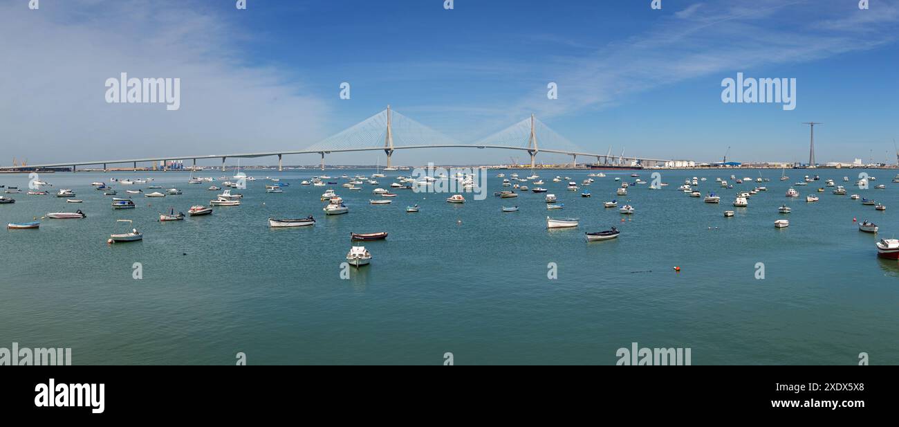 Panoramablick auf die Verfassungsbrücke von Cádiz aus dem Jahr 1812, die Zugang zur Stadt auf der anderen Seite der Bucht bietet Stockfoto