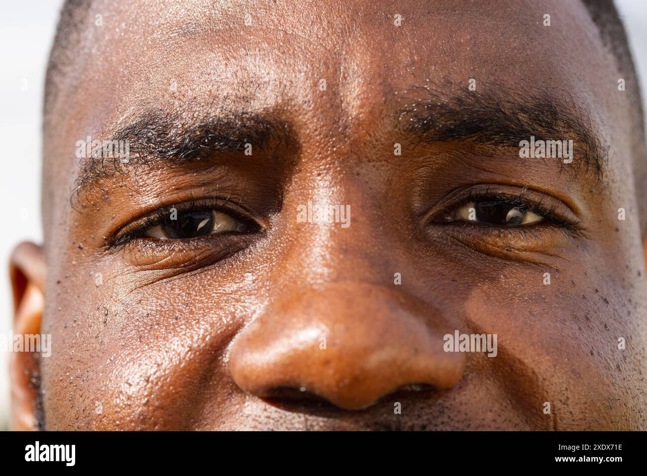 Nahaufnahme des Gesichts einer Person, schwer zu beschreibender Kontext eines hydroponischen Bauernhofes Stockfoto