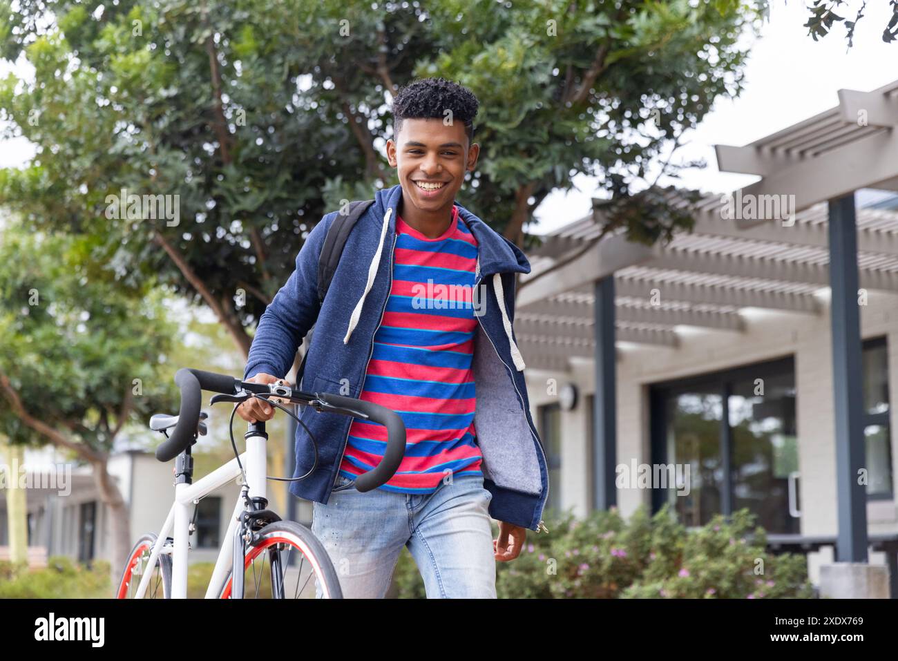 Undefiniertes Wandern mit dem Fahrrad, Lächeln und genießen Sie die Umgebung des Campus im Freien Stockfoto