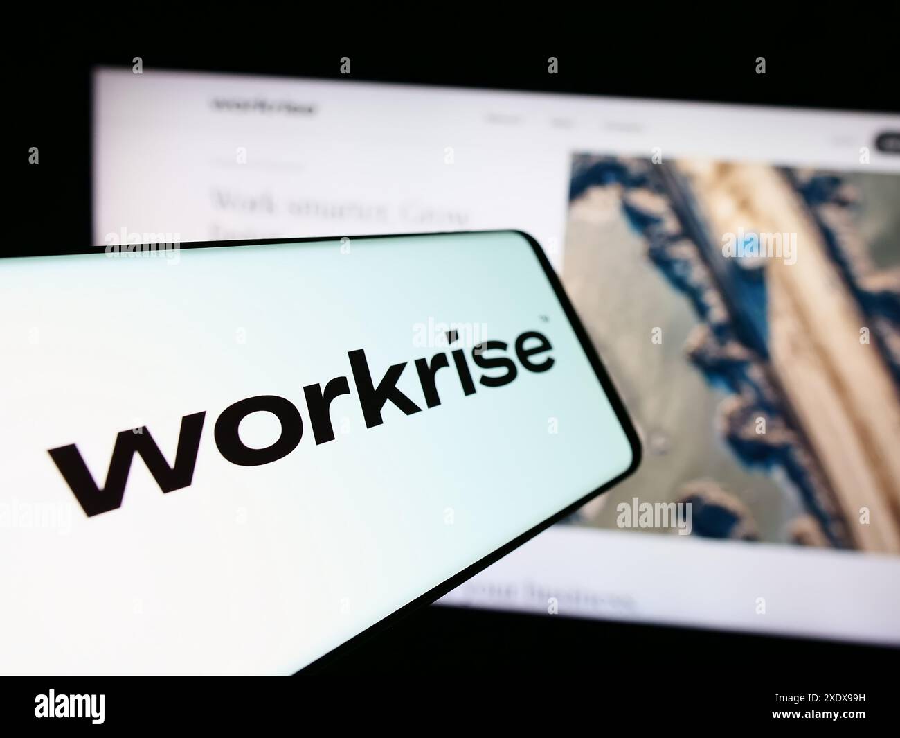 Smartphone mit Logo des amerikanischen Softwareunternehmens Workrise Technologies Inc. Vor der Business-Website. Konzentrieren Sie sich auf die Mitte des Telefondisplays. Stockfoto