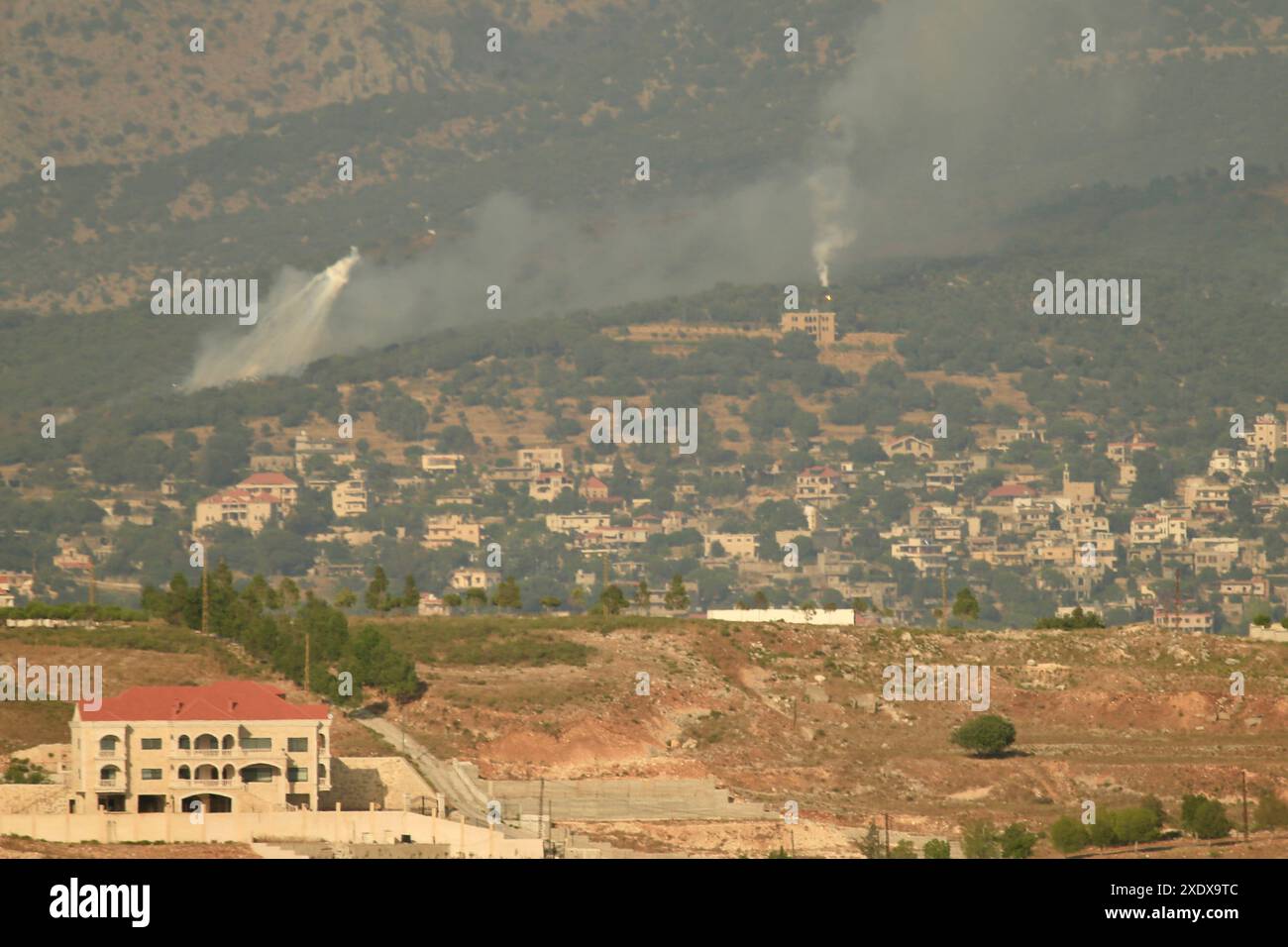 Marjeyoun, Libanon. Juni 2024. Dieses Foto zeigt den Rauch eines israelischen Bombenanschlags in Rachaya Al-Fakhar, Libanon, 23. Juni 2024. Libanesische Militärquellen informierten Xinhua, dass israelische Drohnen und Kampfflugzeuge am Sonntag drei Überfälle auf vier Städte und Dörfer im Südlibanon durchgeführt haben und israelische Artillerie acht Städte und Dörfer im östlichen und westlichen Teil des Südlibanon mit etwa 35 Granaten beschossen hat. UM MIT "Libanons Hisbollah sagt, startet Drohnen gegen israelische Militärstandorte" zu GEHEN, Credit: Ali Hashisho/Xinhua/Alamy Live News Stockfoto