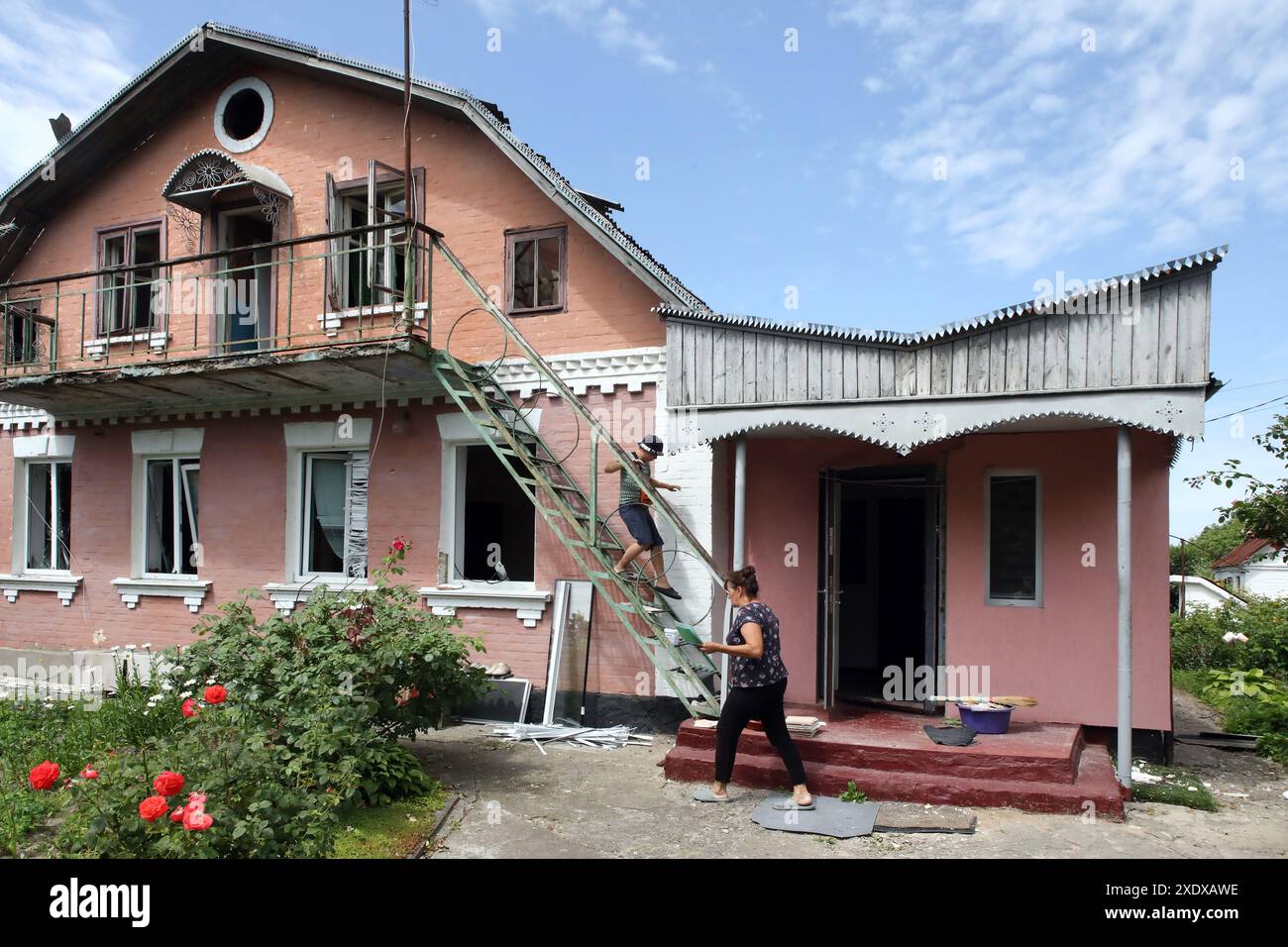 Nicht exklusiv: VASYLKIV, UKRAINE - 23. JUNI 2024 - Eine Frau und ein Junge werden in einem Haus abgebildet, das durch einen russischen Raketenangriff beschädigt wurde, Wasylkiv, Kiew, Stockfoto