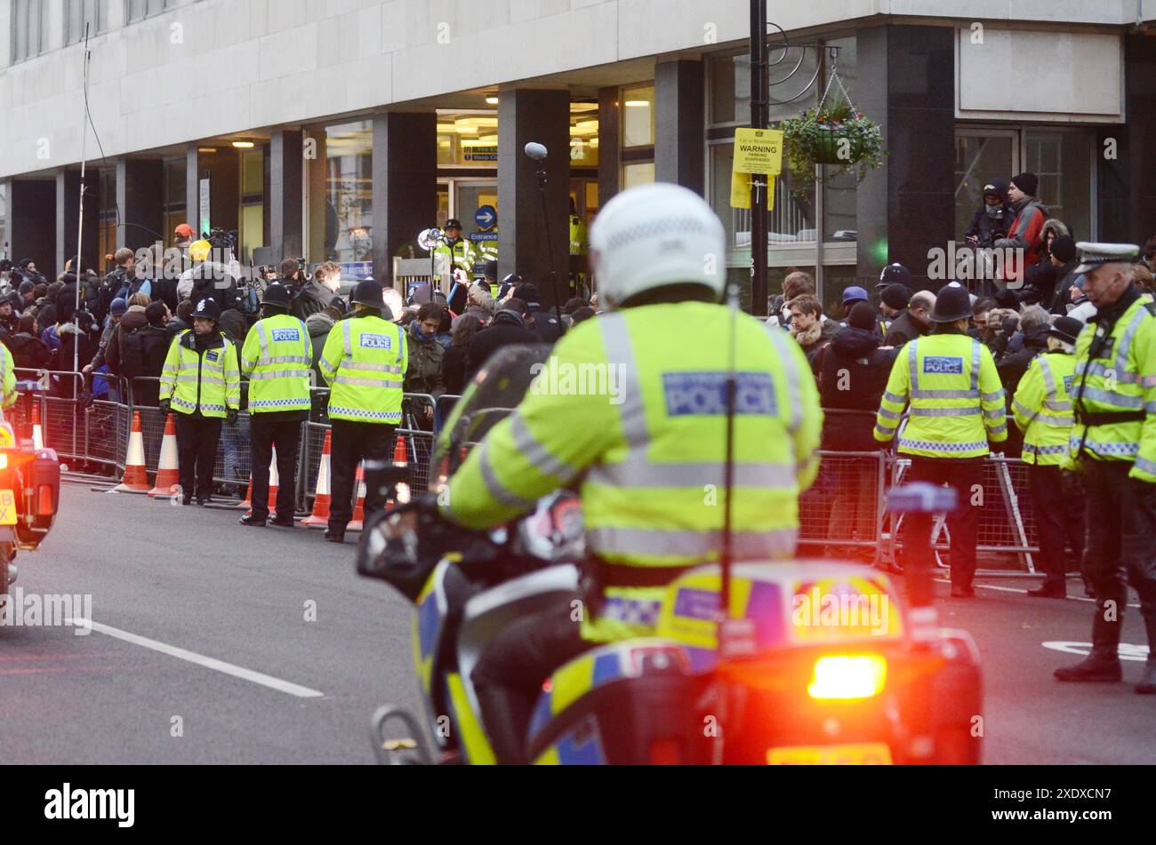 PIC-ShowsL Dezember 2010 Julian Assange Kautionsverhandlung am Westminster Magistrates Court in London Police behält die Kontrolle über Unterstützer und Weltmedien außerhalb des Gerichts bild von Gavin Rodgers/ Pixel8000 07917221968 Stockfoto