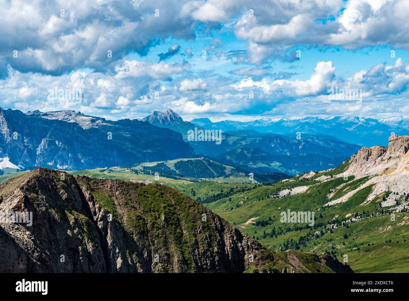 Die nächsten Sief-, Peitllerkofel- und Zillertaler Alpen vom Col di Lana Berggipfel in den Dolomiten am Sommernachmittag mit blauem Himmel und Wolken Stockfoto