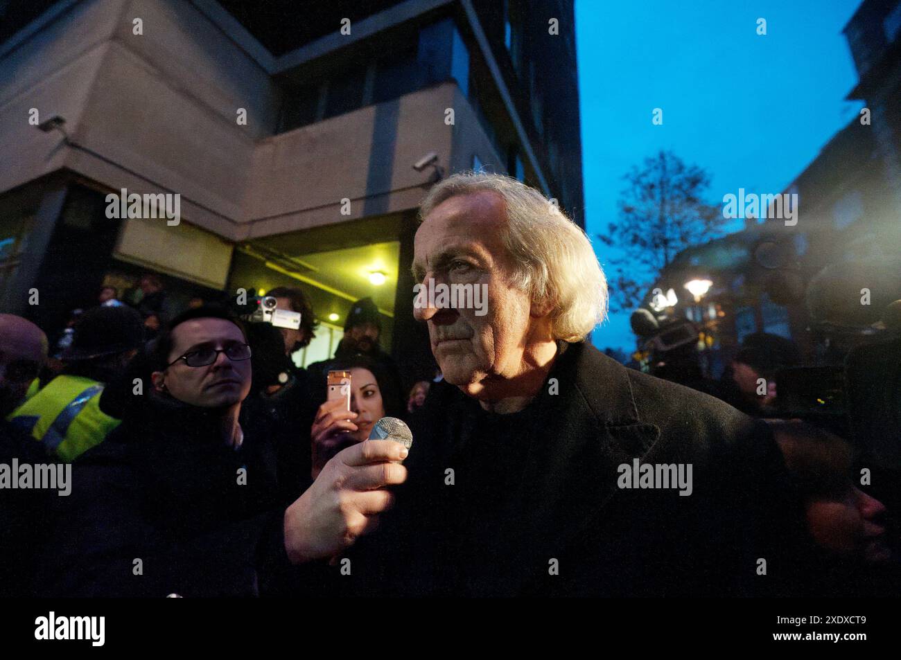 PIC-ShowsL Dezember 2010 John Pilger zeigte Unterstützung für Julian Assange Kautionsanhörung am Westminster Magistrates Court in London bild von Gavin Rodgers/ Pixel8000 07917221968 Stockfoto
