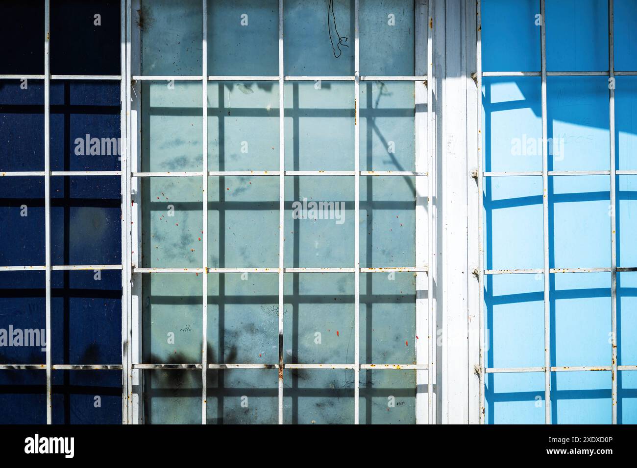 Altes Fenster mit metallischem Gitter als Hintergrund geschützt Stockfoto