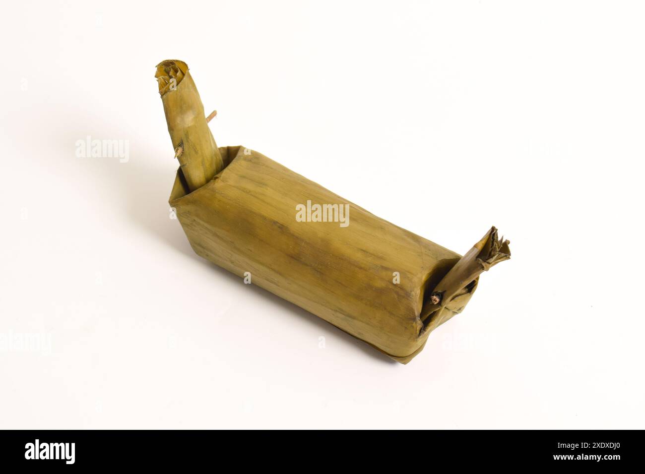 Lontong ist ein indonesisches Gericht. Reis wird in einem Bananenblatt gerollt und gekochter indonesischer Reiskuchen mit Bananenblatt umwickelt. Indonesisch traditionell f Stockfoto