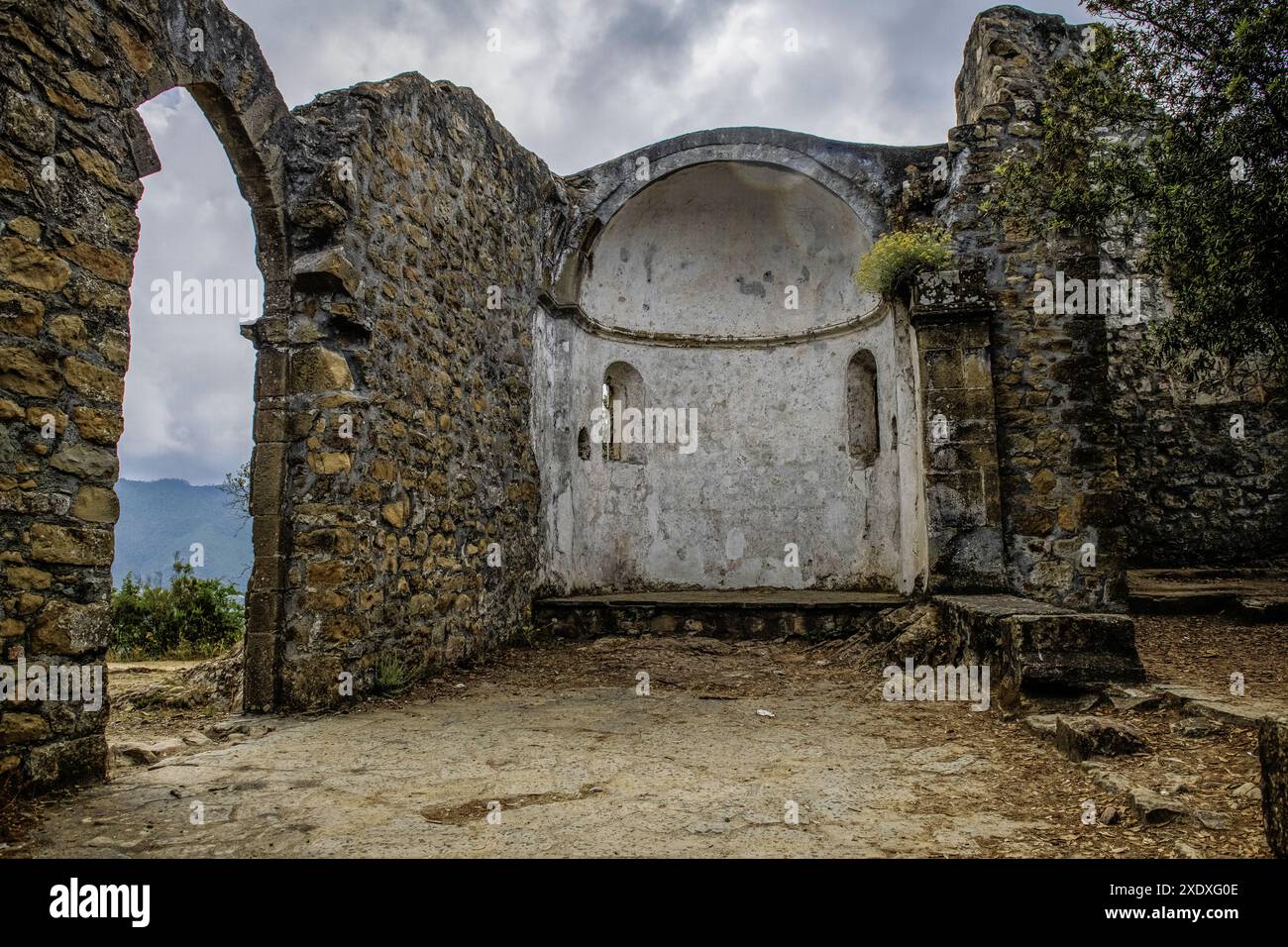 Punta Mesco Ruinen an einem bewölkten Tag. Stockfoto