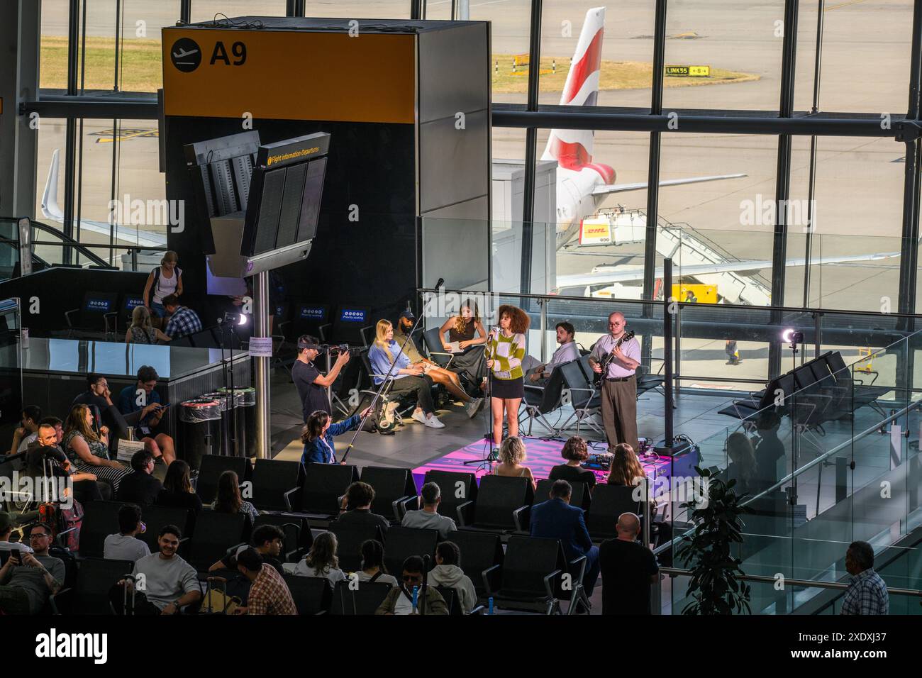 Olivia Nelson, die AUSSCHLIESSLICH die RnB-Künstlerin ist, trat beim ersten einer Reihe von Überraschungsauftritten auf der Heathrow Introducing Stage im Heathrow Airport Terminal 5 in London auf, kuratiert von der globalen Musikgemeinschaft Sofar Sounds. Ausgabedatum: Dienstag, 25. Juni 2024. Stockfoto