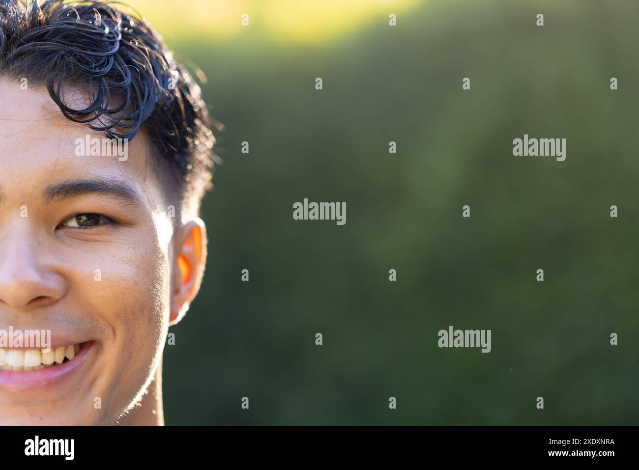 Lächelnder Mann draußen, Nahaufnahme des Gesichts, Natur und Sonnenlicht genießen, Kopierraum Stockfoto