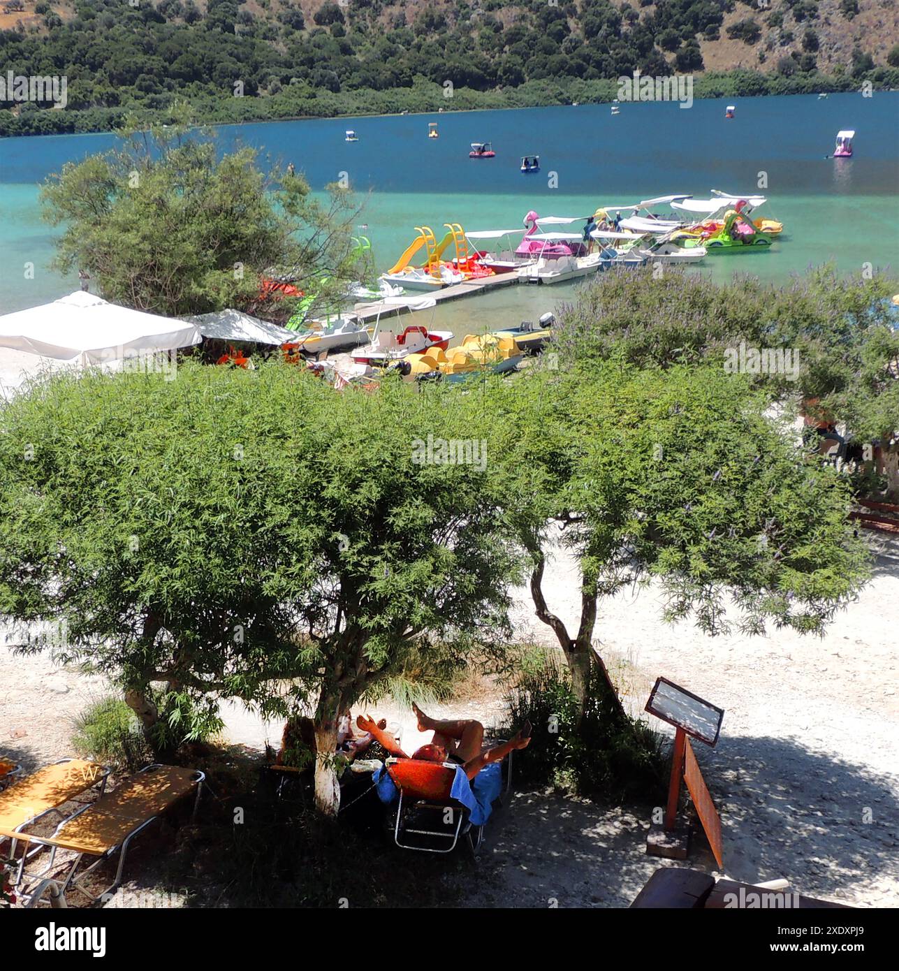 Kournas-See (früher Koresia) im Jahre 2024. Es ist ein wunderschöner natürlicher See im Nordwesten Kretas, in der Nähe von Chania. Er misst eine maximale Länge von 1.087 Metern und eine Breite von 880 Metern . Seine Tiefe beträgt 22,5 Meter. Der See ist zu einem beliebten Touristenziel geworden. Es gibt eine Theorie, dass seltsame elektromagnetische Felder im See zu spüren sind, wenn die auf dem See nahe an das Ufer kommen. - Λίμνη Κουρνά (πρώην Κορέσια) το 2024 (κοντά στα Χανιά) - Υπάρχει μια θεωρία ότι ένα παράξενο ηλεκτρομαγνητικό πεδίο στη λίμνη, μπορεί να γίνει αισθητό καθώς όσοι βρίσκονται στη λίμνη πλησιάζουν την ακτή. Stockfoto