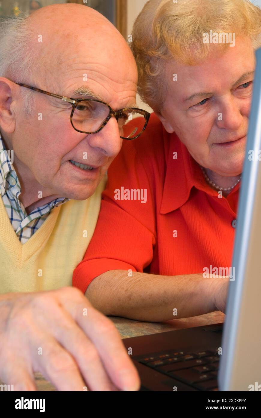 Oma und Opa betreiben ein Notebook Stockfoto