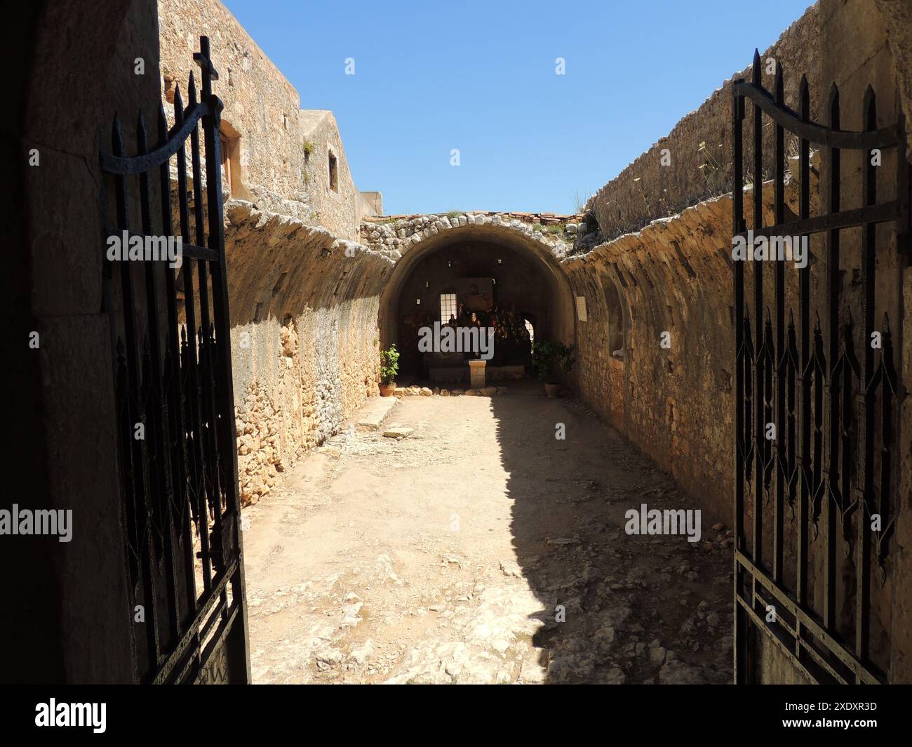 KLOSTER ARKADI, KRETA, GRIECHENLAND. Powder Magazine, Teil der Arkadi-Tragödie von 1866, als eine Revolution der Einheimischen gegen die türkische Besatzung stattfand. Eine Kugel in einem verbrannten Baum erinnert an die Zeit, als 36 Mönche und Unterschlupf im Refektorium der Abtei ermordet wurden.- ΜΟΝΑΣΤΉΡΙ ΑΡΚΆΔΙ, ΚΡΉΤΗ, Ελλάδα. Πυριτιδαποθήκη, μέρος της τραγωδίας του 1866 στο Αρκάδι, όταν έγινε επανάσταση των ντόπιων κατά της τουρκικής κατοχής. 36 μοναχοί και άτομα που φιλοξενούνταν σφαγιάστηκαν στην τραπεζαρία του μοναστηριού.- Stockfoto