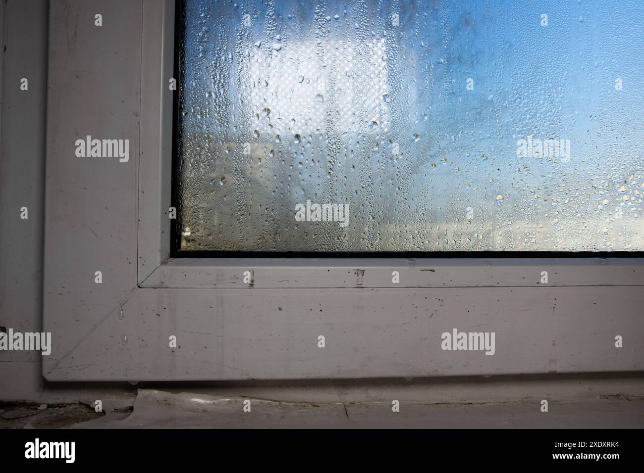 Kondensation an einem Kunststofffenster. Wassertropfen auf das Fenster. Stockfoto