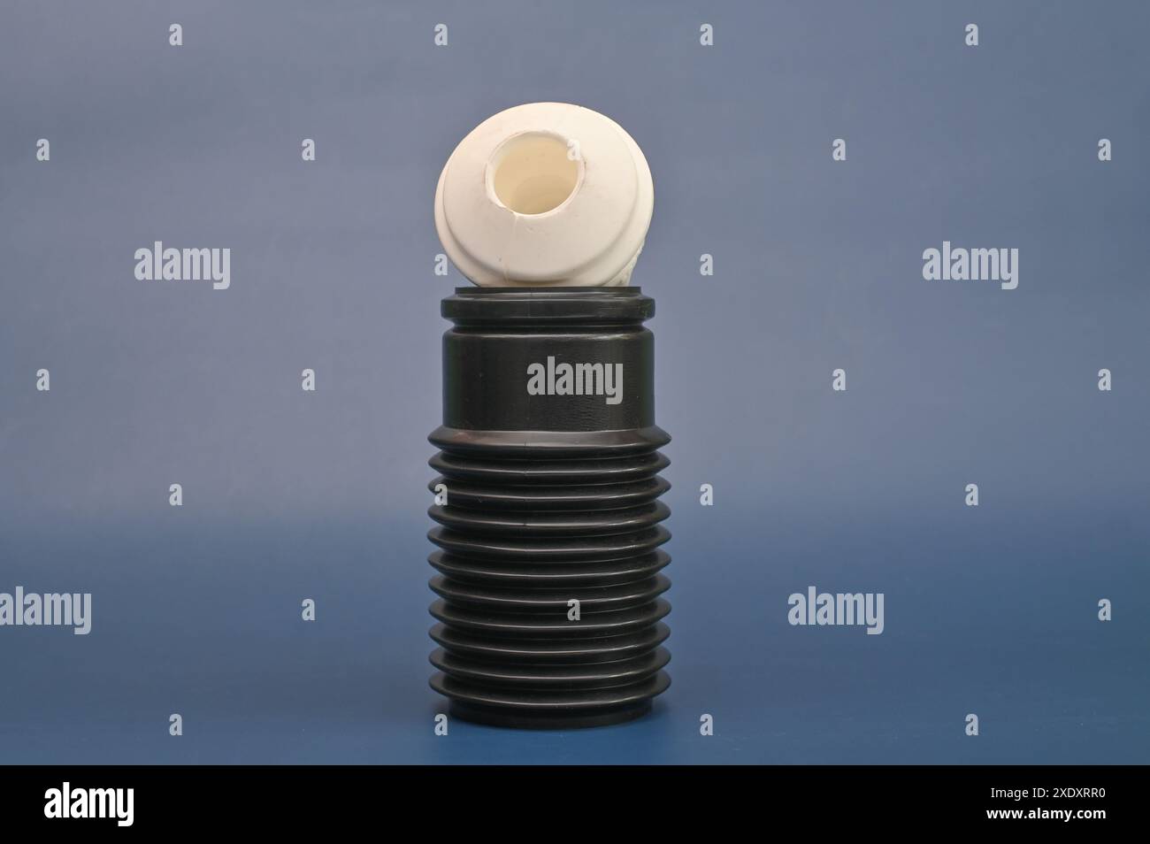 Die Unebenheit des Stoßdämpfers des Fahrzeugs. Die Komponente der Stoßdämpfer. Stockfoto