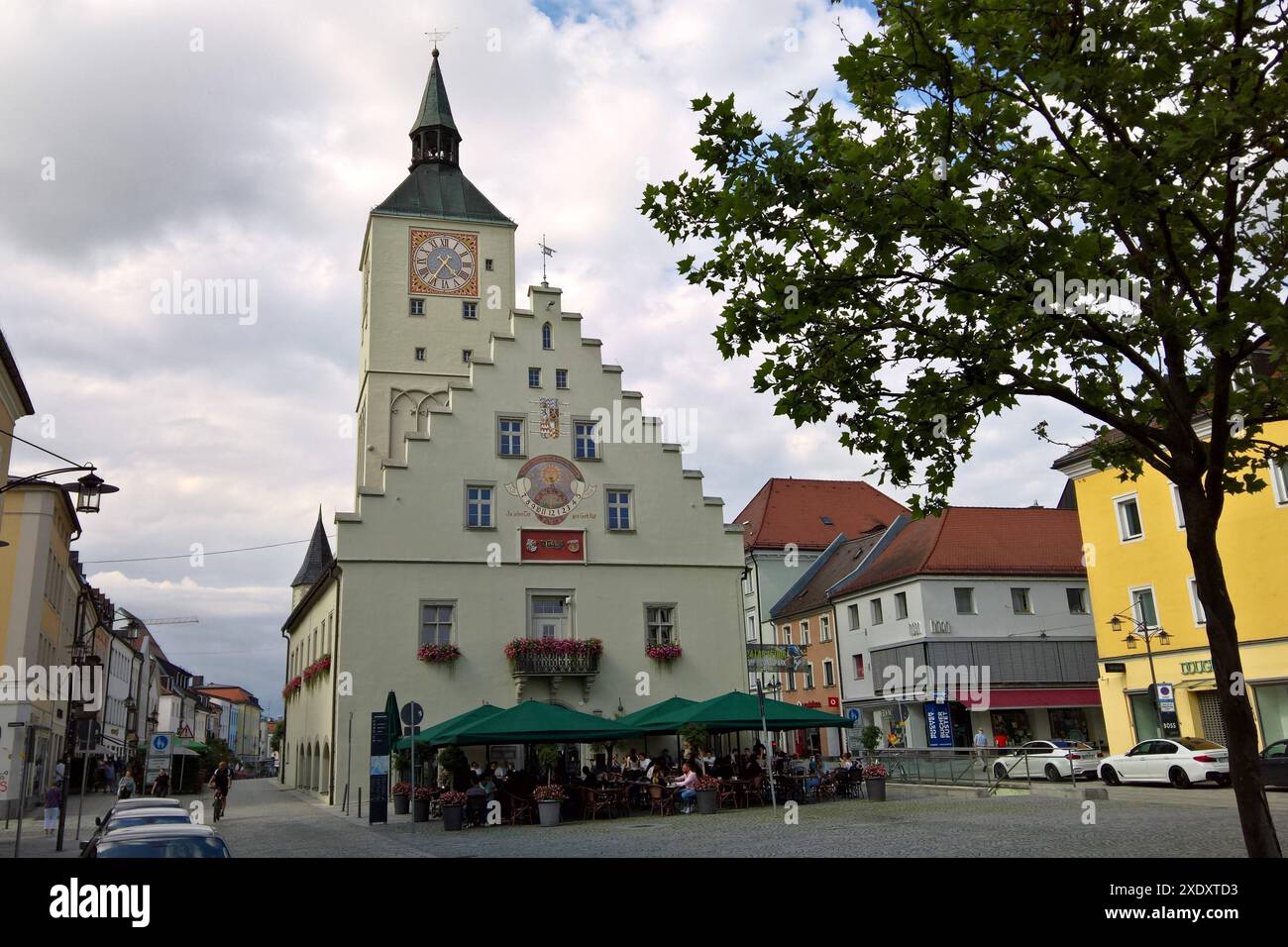 Deggendorf ist eine Kreisstadt im niederbayerischen Landkreis Deggendorf. Sie hat 35757 Einwohner - Stand 31. Dezember 2023 und seit 1994 eine Fachhochschule. Sie werden auch Donaustadt und Tor zum Bayerischen Wald genannt. Die Städte Deggendorf, Plattling und Osterhofen bilden das Oberzentrum Deggendorf. Foto: Stadtzentrum, altes Rathaus *** Deggendorf ist eine Kreisstadt im niederbayerischen Landkreis Deggendorf mit 35757 Einwohnern im Dezember 31. 2023 und hat seit 1994 eine Fachhochschule, die auch als Donaustadt und Tor zum Bayerischen Wald bekannt ist Stockfoto
