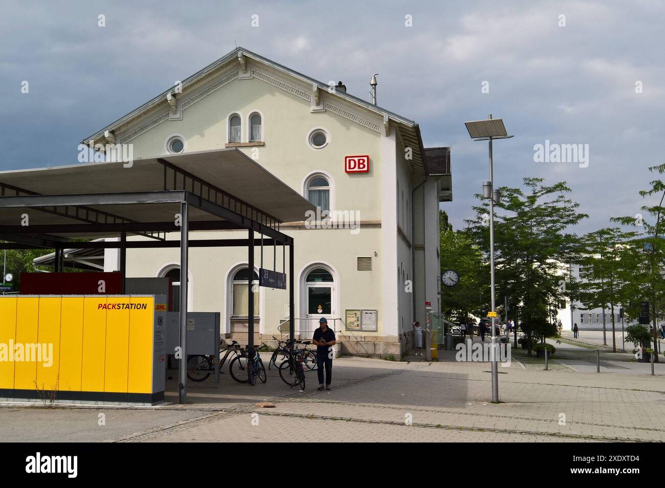 Deggendorf ist eine Kreisstadt im niederbayerischen Landkreis Deggendorf. Sie hat 35757 Einwohner - Stand 31. Dezember 2023 und seit 1994 eine Fachhochschule. Sie werden auch Donaustadt und Tor zum Bayerischen Wald genannt. Die Städte Deggendorf, Plattling und Osterhofen bilden das Oberzentrum Deggendorf. Foto: Bahnhof *** Deggendorf ist eine Kreisstadt im niederbayerischen Landkreis Deggendorf. Sie hat zum 31. Dezember 2023 35.757 Einwohner und verfügt seit 1994 über eine Fachhochschule. Plattierung an Stockfoto