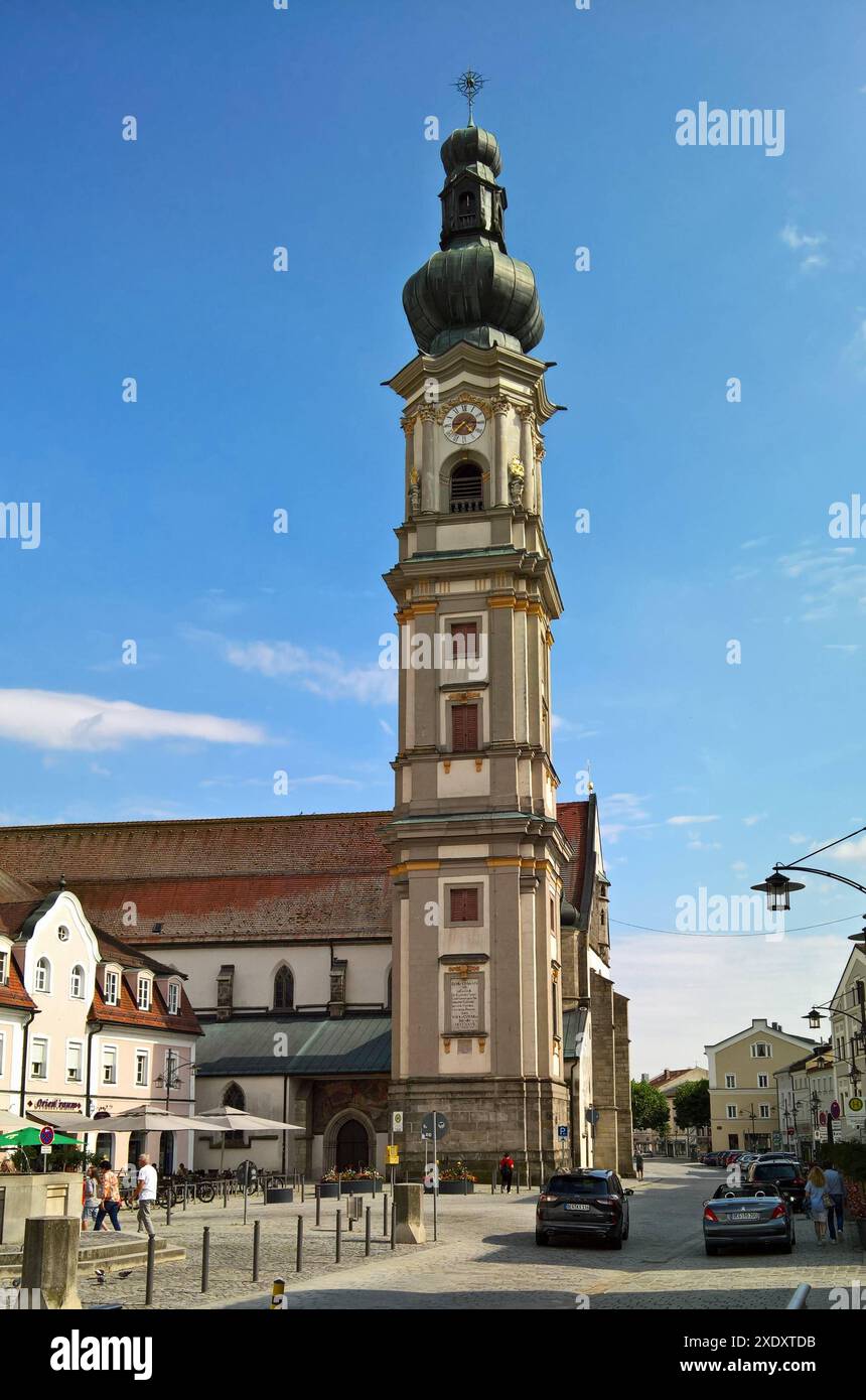 Deggendorf ist eine Kreisstadt im niederbayerischen Landkreis Deggendorf. Sie hat 35757 Einwohner - Stand 31. Dezember 2023 und seit 1994 eine Fachhochschule. Sie werden auch Donaustadt und Tor zum Bayerischen Wald genannt. Die Städte Deggendorf, Plattling und Osterhofen bilden das Oberzentrum Deggendorf. Foto: Die Grabkirche im Stadtzentrum *** Deggendorf ist eine Kreisstadt im niederbayerischen Landkreis Deggendorf und hat im Dezember 31 35.757 Einwohner. 2023 und seit 1994 besitzt sie eine Fachhochschule und ist auch als Donaustadt und Tor zum Bayerischen Wald bekannt Stockfoto