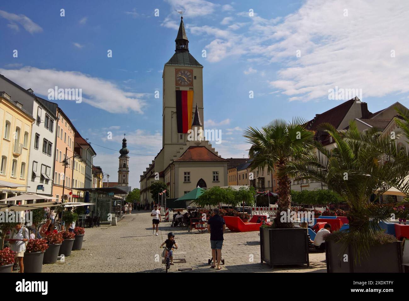 Deggendorf ist eine Kreisstadt im niederbayerischen Landkreis Deggendorf. Sie hat 35757 Einwohner - Stand 31. Dezember 2023 und seit 1994 eine Fachhochschule. Sie werden auch Donaustadt und Tor zum Bayerischen Wald genannt. Die Städte Deggendorf, Plattling und Osterhofen bilden das Oberzentrum Deggendorf. Foto: Stadtzentrum, altes Rathaus *** Deggendorf ist eine Kreisstadt im niederbayerischen Landkreis Deggendorf mit 35757 Einwohnern im Dezember 31. 2023 und hat seit 1994 eine Fachhochschule, die auch als Donaustadt und Tor zum Bayerischen Wald bekannt ist Stockfoto