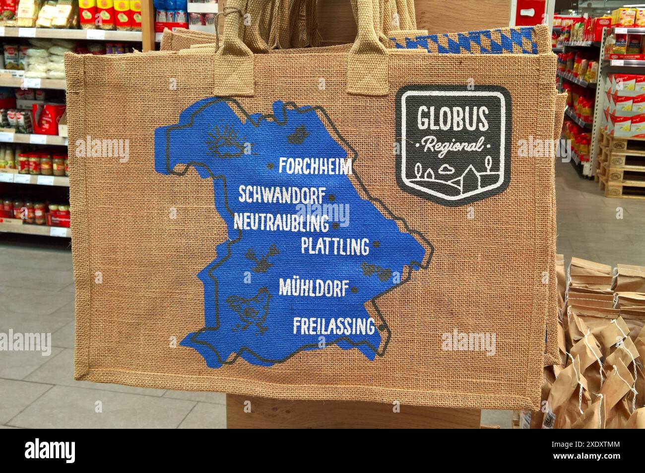 Die Globus-Gruppe unter Führung der Globus Holding GmbH und Co KG ist ein Einzelhandelsunternehmen mit Sitz in St. Wendel. Zur Globus Holding gehören die unternehmensinternen Markthallen genannten Globus-Verbrauchermärkte in Deutschland, Russland und Tschechien sowie die Globus-Fachmärkte mit den Globus-Baumärkten und bis Oktober 2022 den AlphaTecc.-Elektrofachmärkte. Foto: Globus Regional, SB Warenhaus - Einkaufstasche der bayerischen Filialen Forchheim, Schwandorf, Neutraubling, Plattling, Mühldorf und Freilassing *** die Globus-Gruppe, geführt von der Globus Holding GmbH und Co KG, ist eine Einzelhandelsgesellschaft Stockfoto