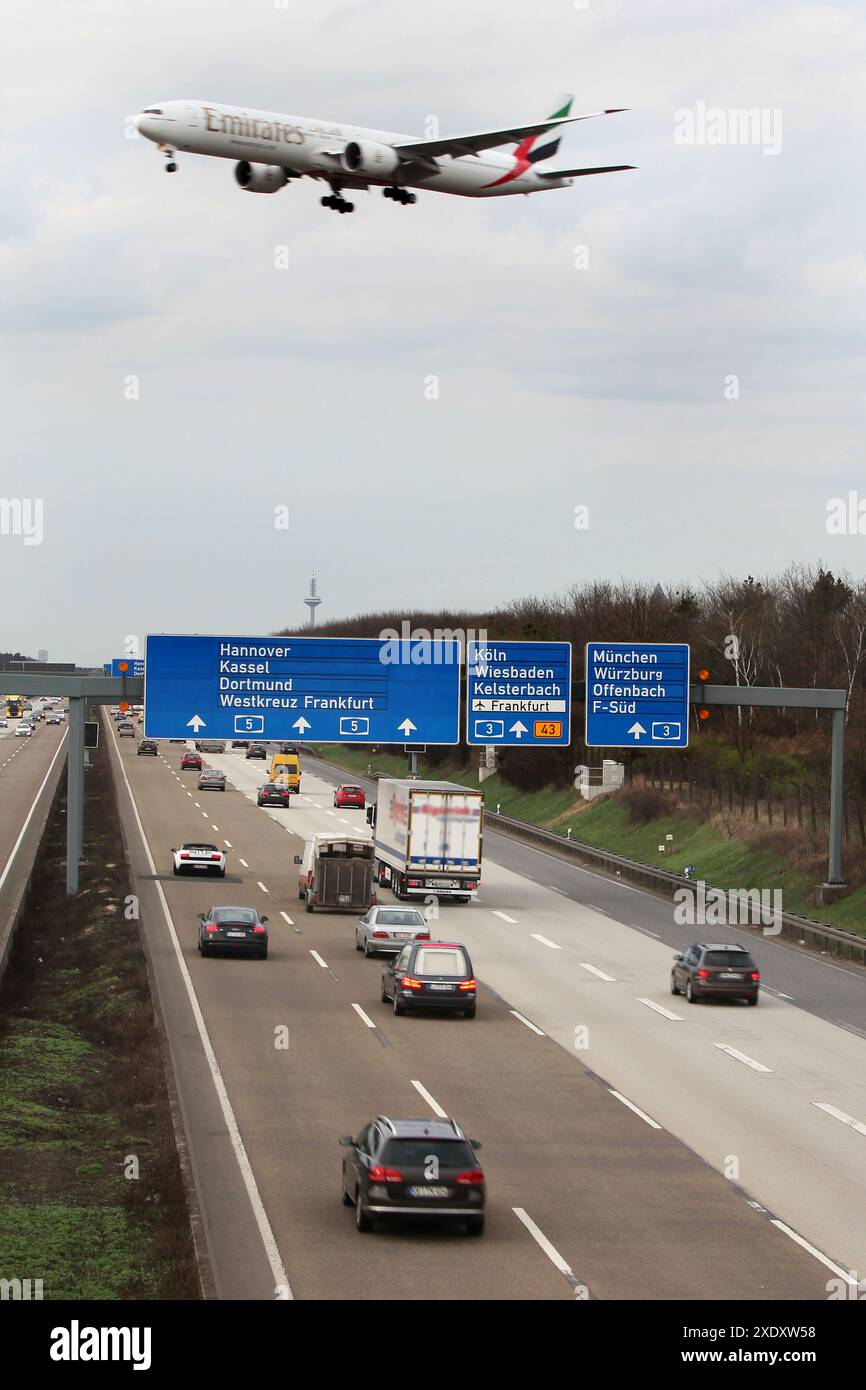 Flugzeug über der Frankfurter Autobahn Stockfoto