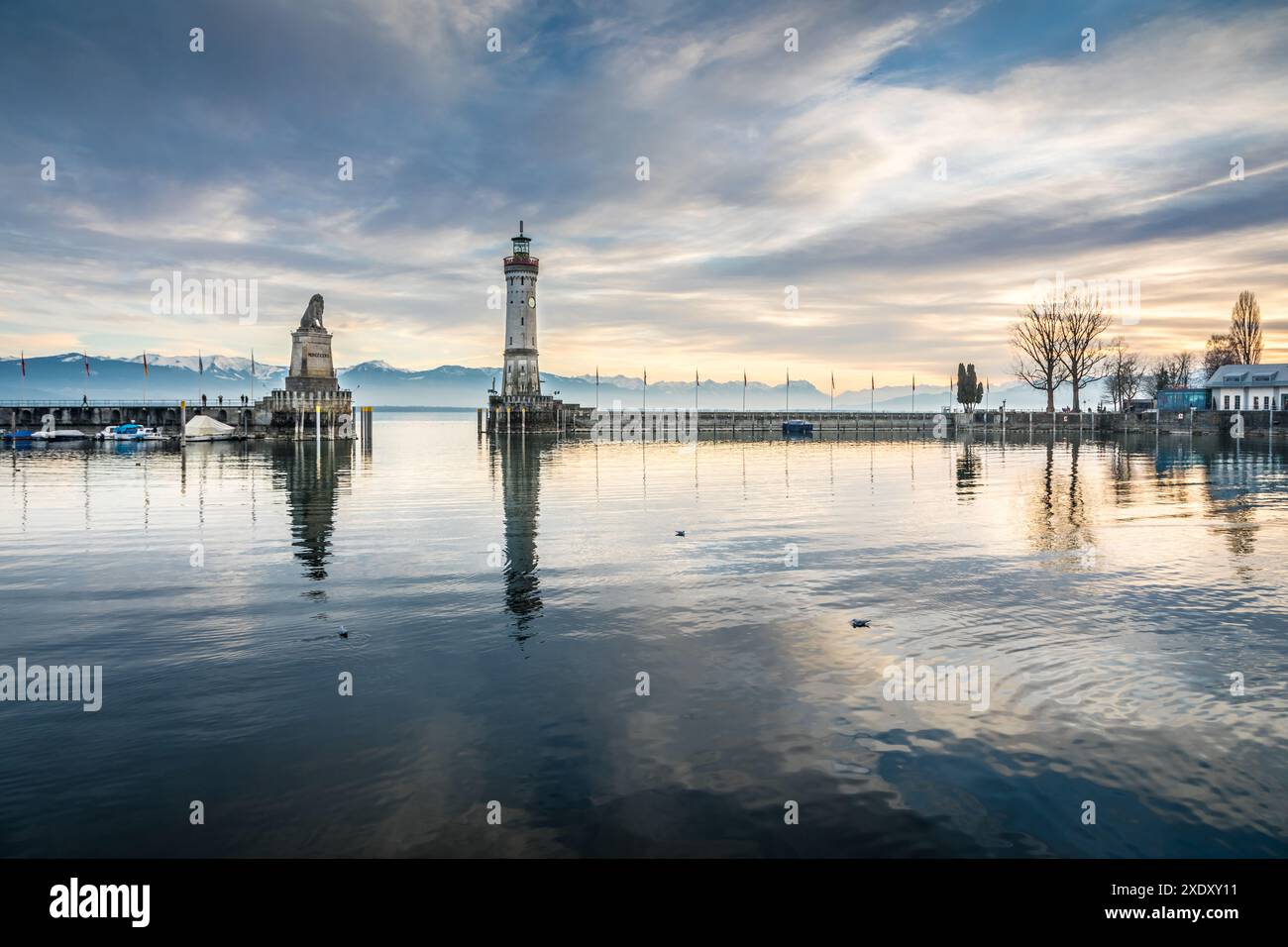 Geografie / Reise, Deutschland, Bayern, Hafeneingang mit Löwenstatue und Leuchtturm, ADDITIONAL-RIGHTS-CLEARANCE-INFO-NOT-AVAILABLE Stockfoto