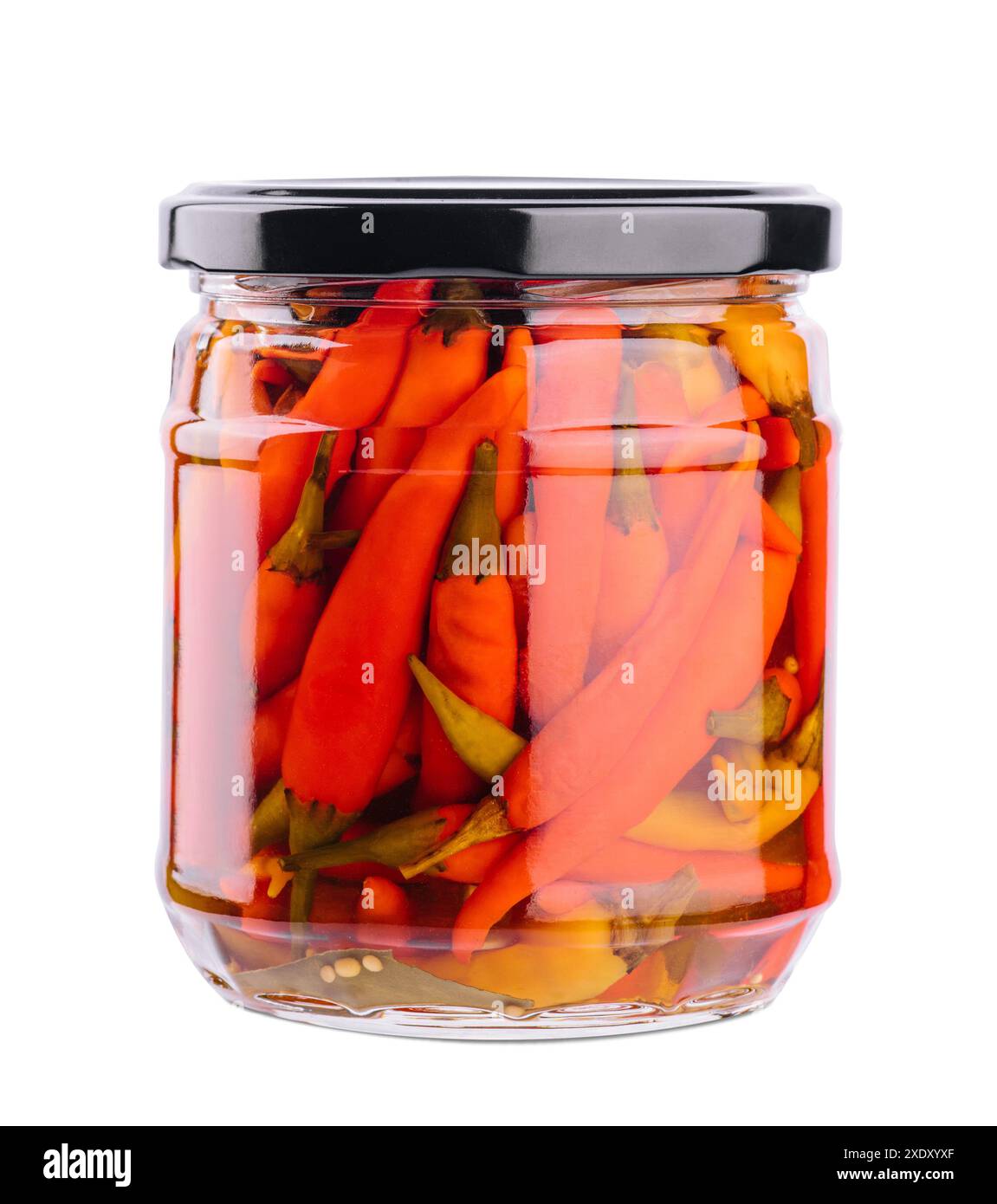 Glasgefäße mit eingelegtem Chili auf weißem Hintergrund Stockfoto