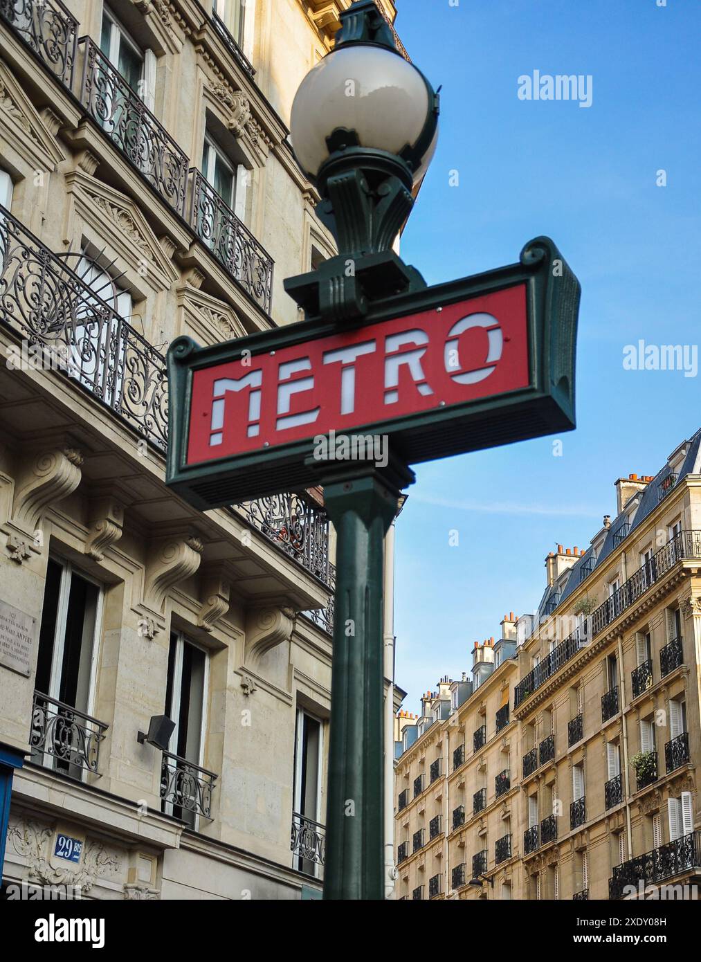 Ein Wahrzeichen von Paris: Die Metropolitain ist das Pariser U-Bahn-Netz, das die vier Ecken der Stadt verbindet Stockfoto