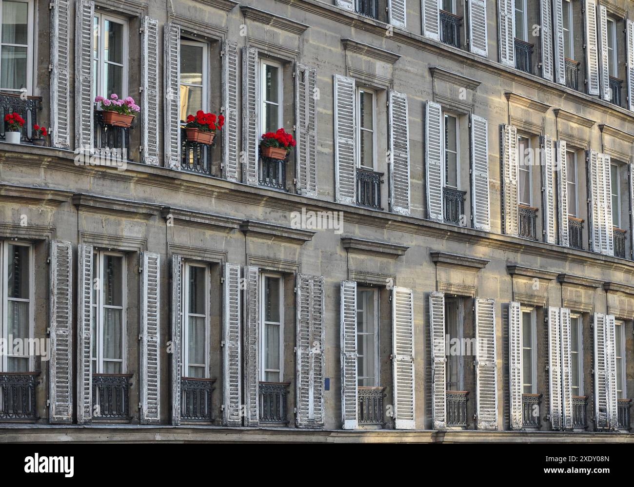 Dieser unvergessliche Pariser Stil, wunderschöne Gebäude in Paris. Typische Fassaden im Zentrum der Stadt Stockfoto