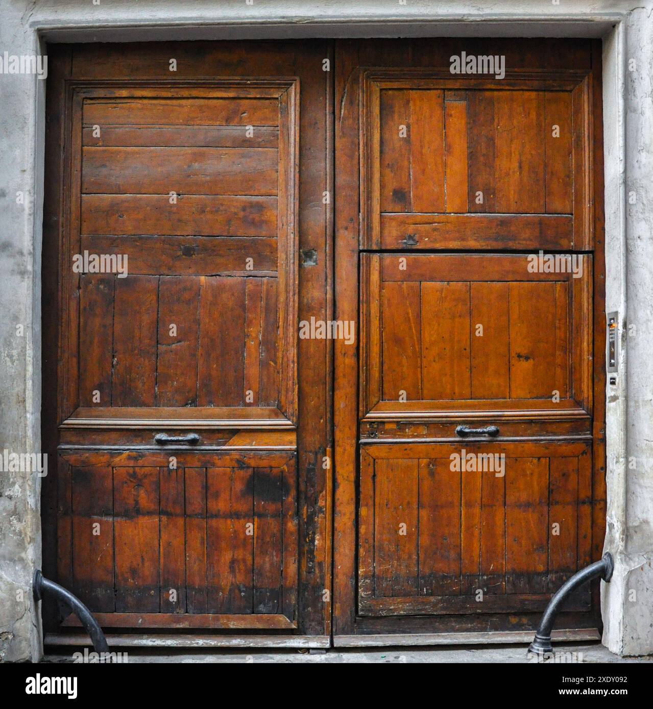 Pariser Handwerkskunst: Die raffinierte Eleganz der urbanen Holztüren (in brauner Farbe) Stockfoto