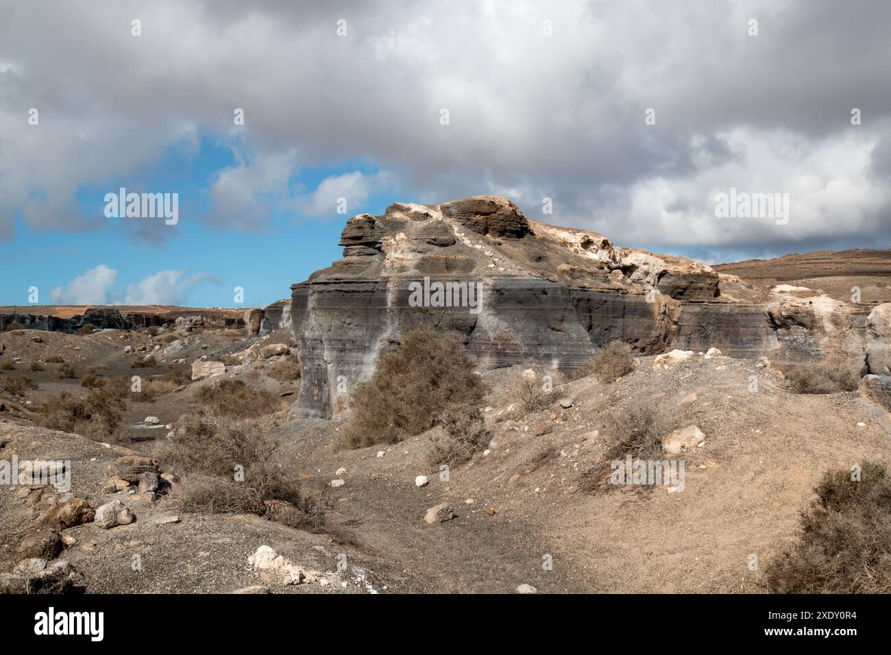 Naturpark mit verschiedenen Felsformationen, die durch Erosion entstanden sind. Auch Stratified City genannt. Blauer Himmel mit weißen Wolken im Winter. Teseguite, Lanzar Stockfoto