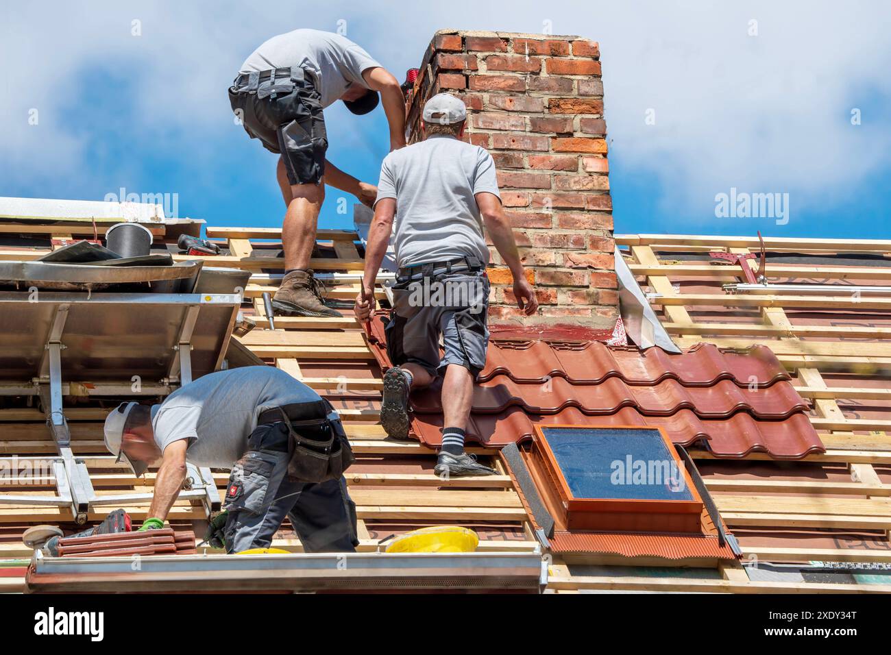 Dachdecker bei der Arbeit, München, Juni 2024 Deutschland, München, Juni 2024, Dachdecker bei der Arbeit, Baustelle, Handwerker, Bayern *** Roofer at Work, München, Juni 2024 Deutschland, München, Juni 2024, Dachdecker bei der Arbeit, Baustelle, Handwerker, Bayern Stockfoto