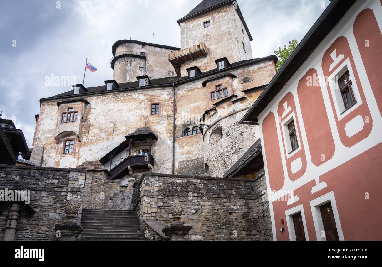 Blick auf die alte mittelalterliche Burg aus dem Innenhof, Slowakei, Europa Stockfoto