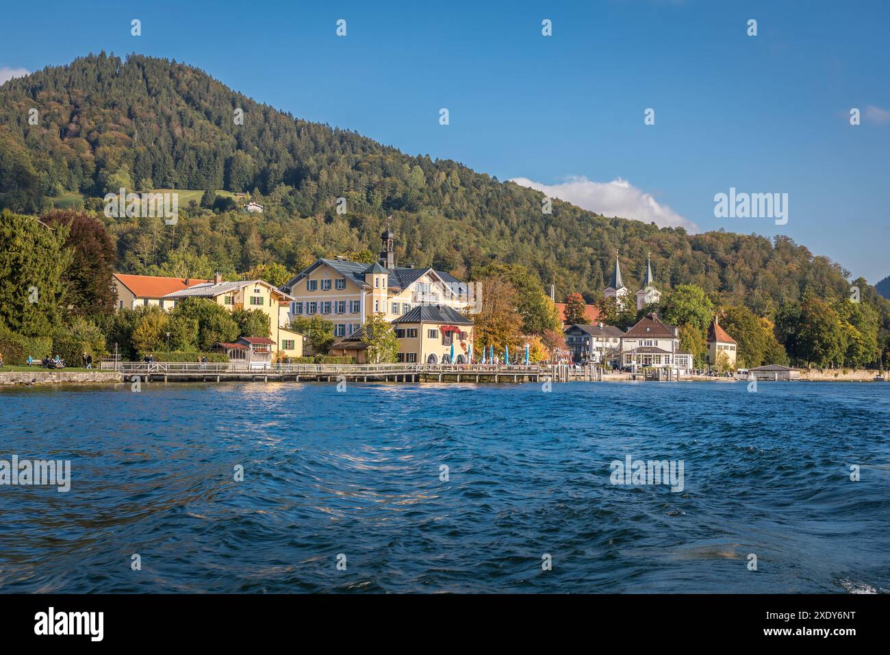 Geographie / Reise, Deutschland, Bayern, Tegernsee Seeufer mit Rathaus vom See aus gesehen, ADDITIONAL-RIGHTS-CLEARANCE-INFO-NOT-AVAILABLE Stockfoto