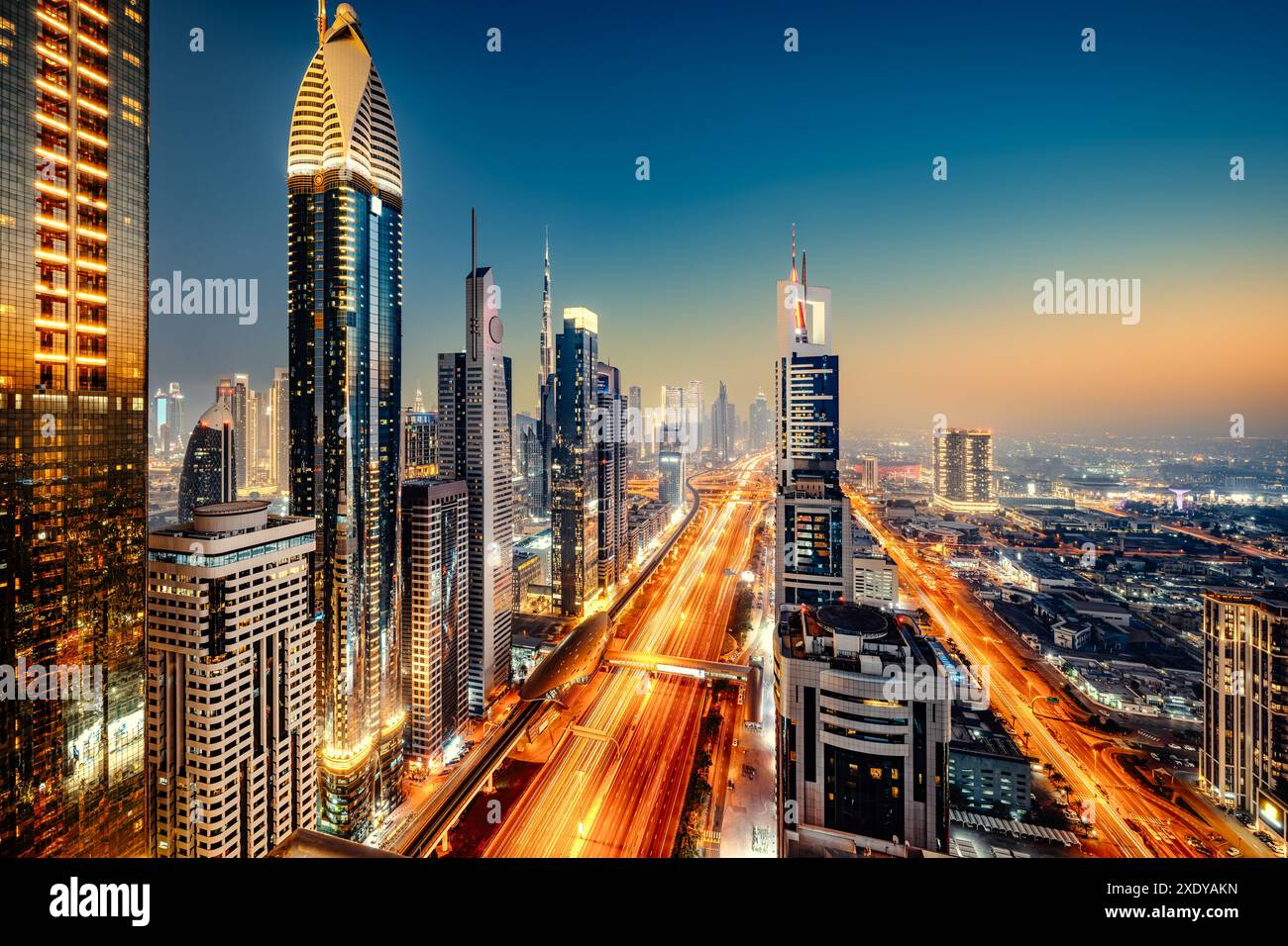 Die Skyline von dubai bei Nacht Stockfoto