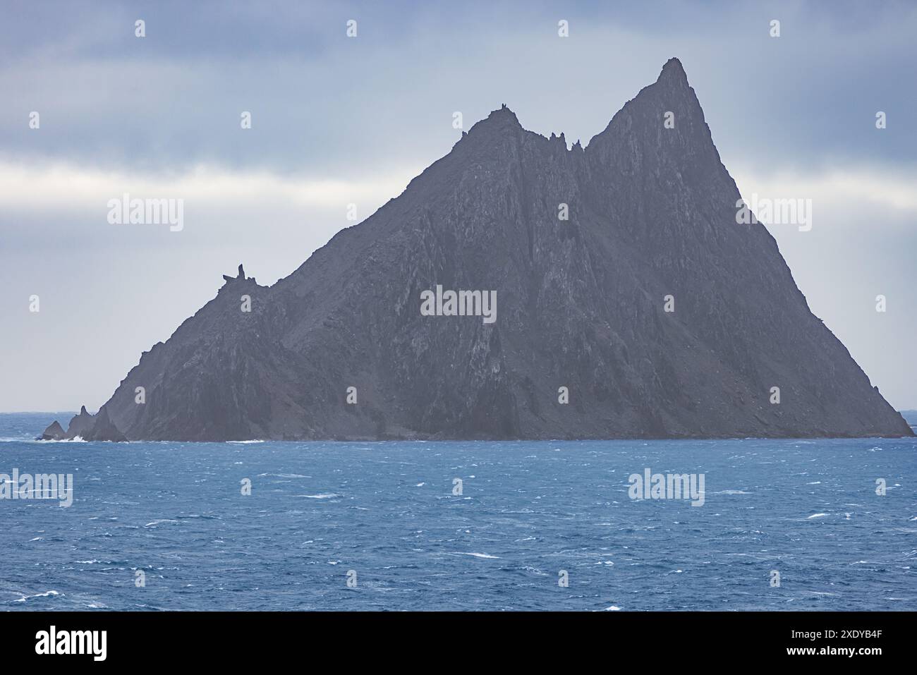 Die dunklen Felsen von Rowett Island nahe Cape Lookout südlich von Elephant Island, einer bergigen Insel vor der Küste der Antarktis Stockfoto