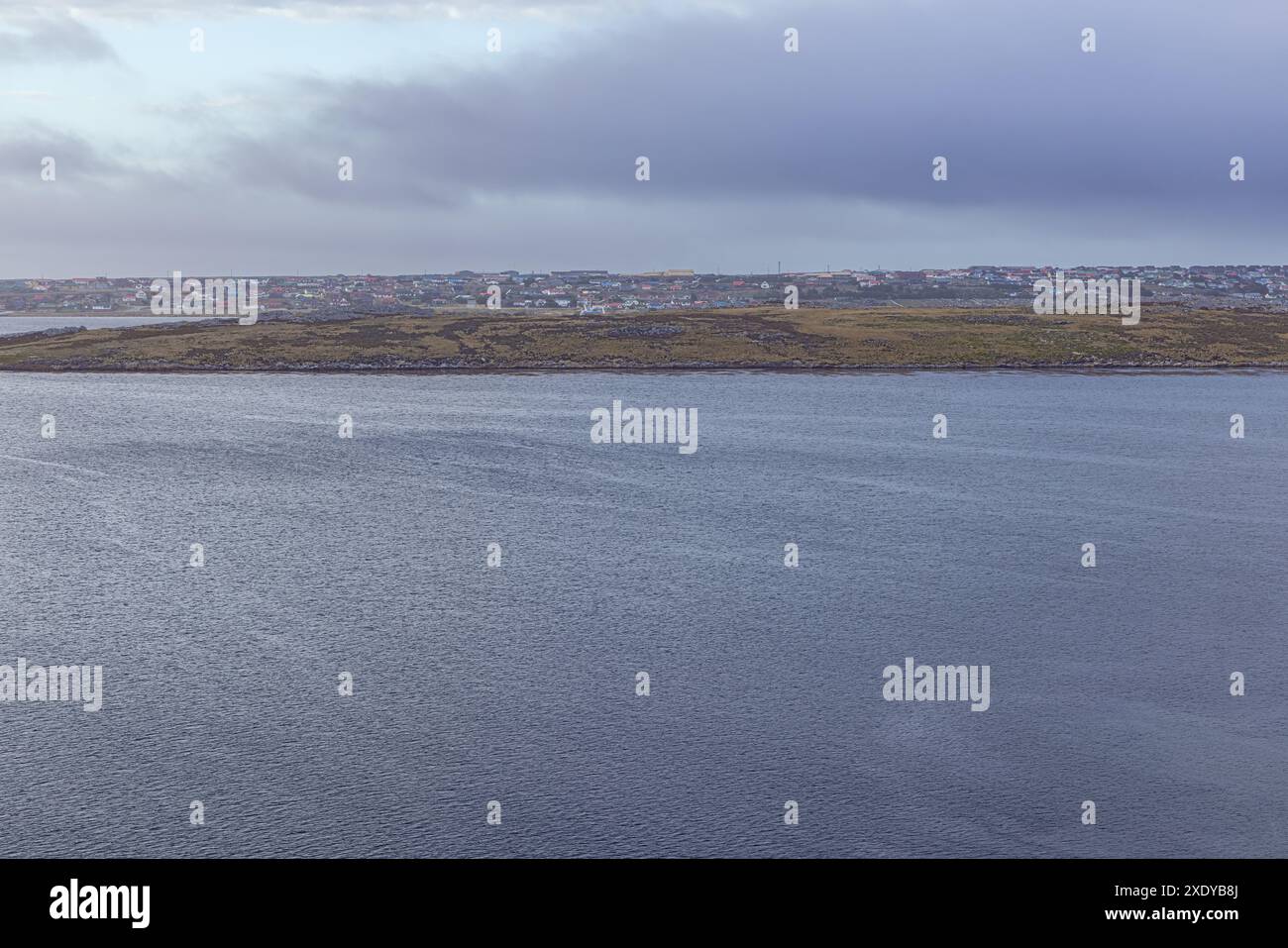 Der Morgenhimmel über Port Stanley, von der Hamblin Cove vor dem Hafen aus gesehen Stockfoto