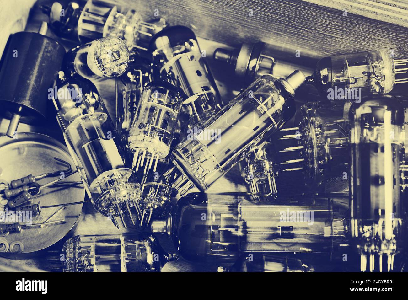 Verschiedene Komponenten des Funkgeräts in der Verpackung Stockfoto